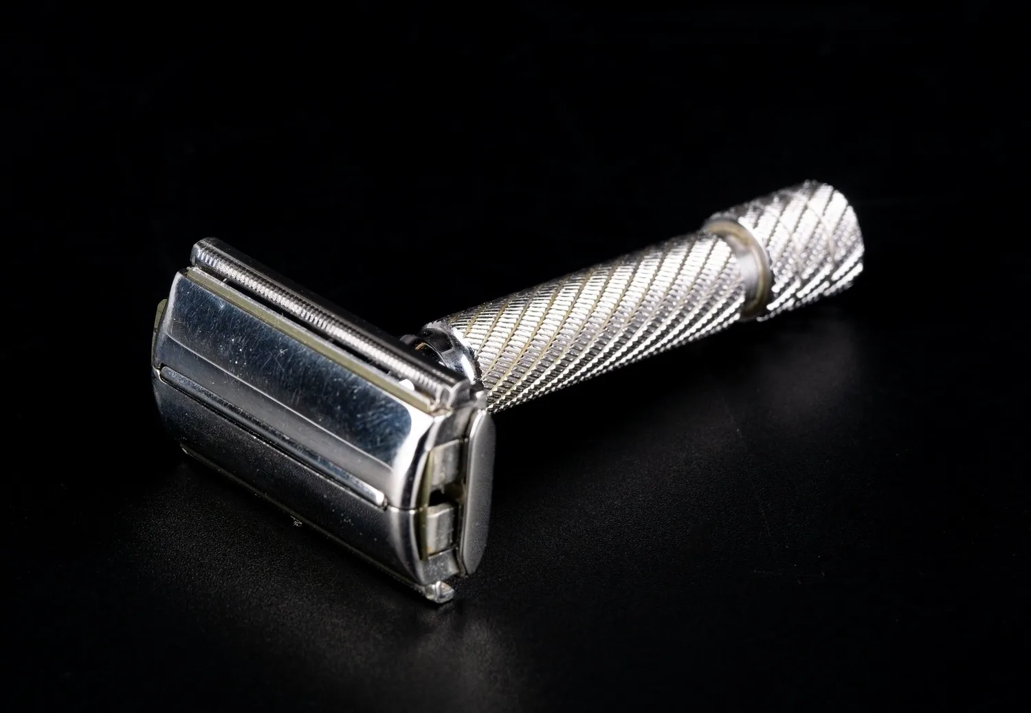 Бритвенный станок Gilette «Safety Razor» с лезвиями в оригинальном чехле. Англия, 1962 год. — фото 3
