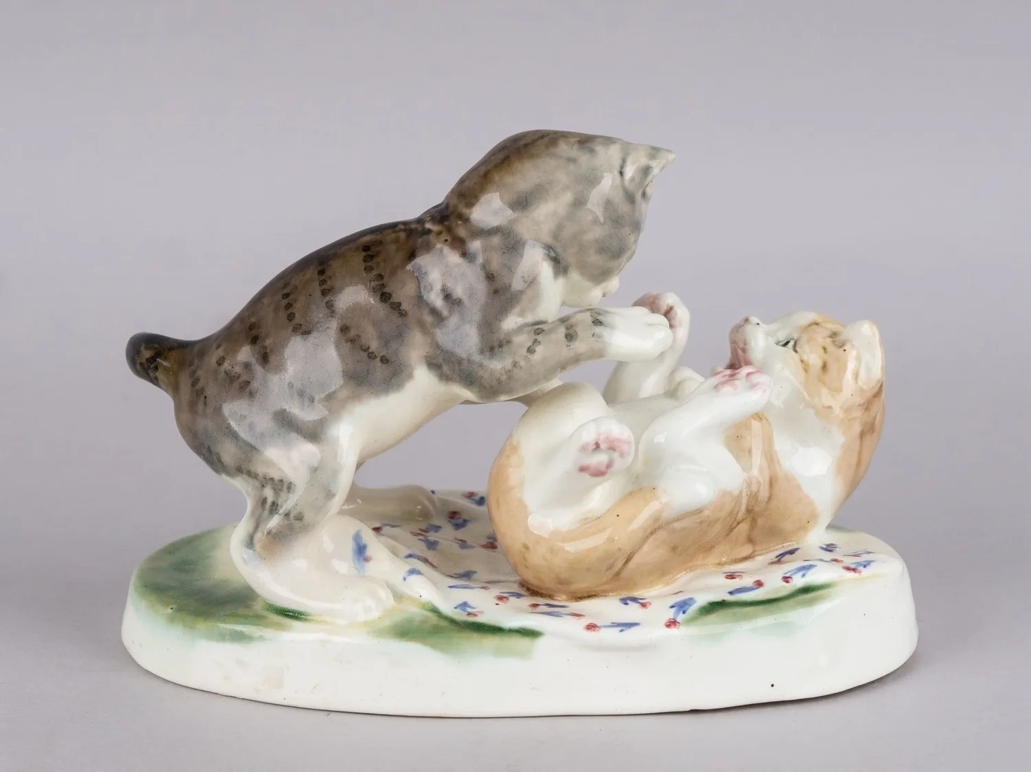 Скульптурная композиция «Играющие котята». СССР, завод Конаково, 1950-1960-ые годы. Автор Е. Гуревич. — фото 2