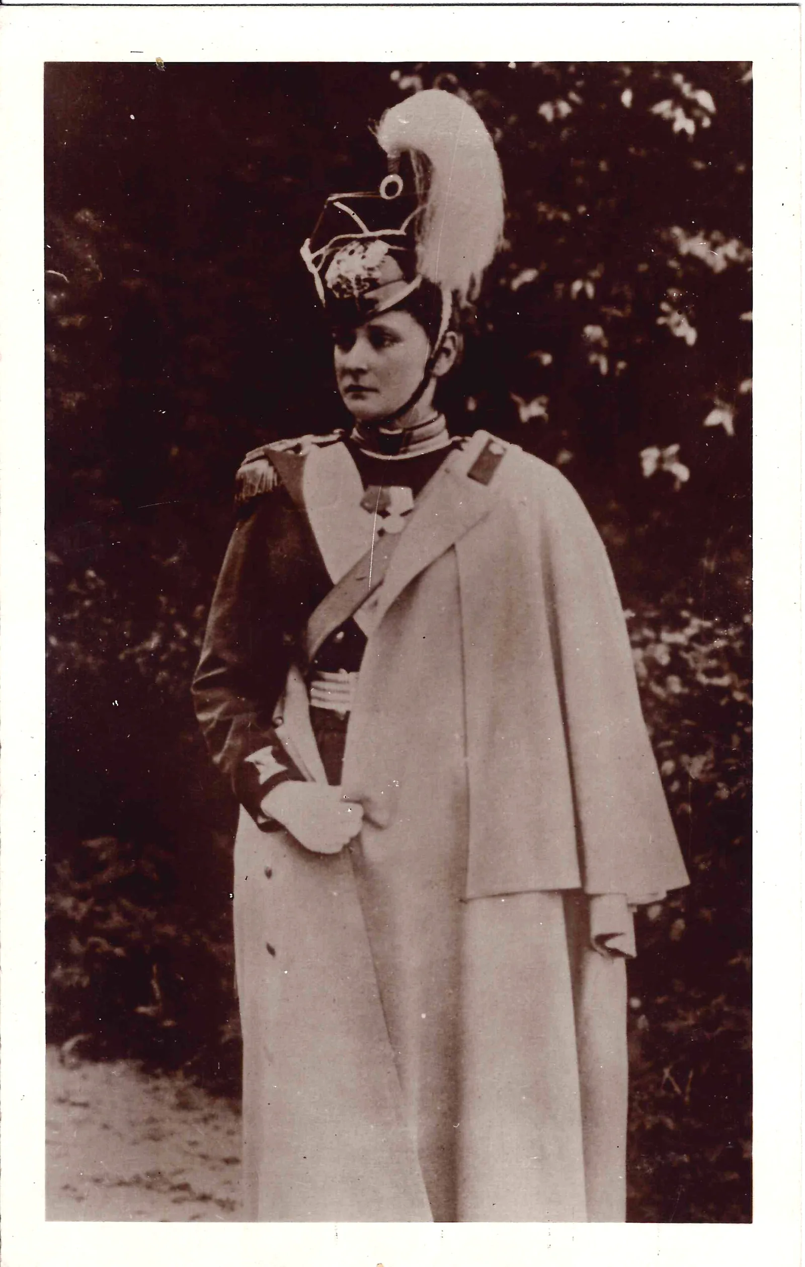 Открытка «Императрица Александра Фёдоровна в форме подшефного полка». 1920-е годы. — фото 1