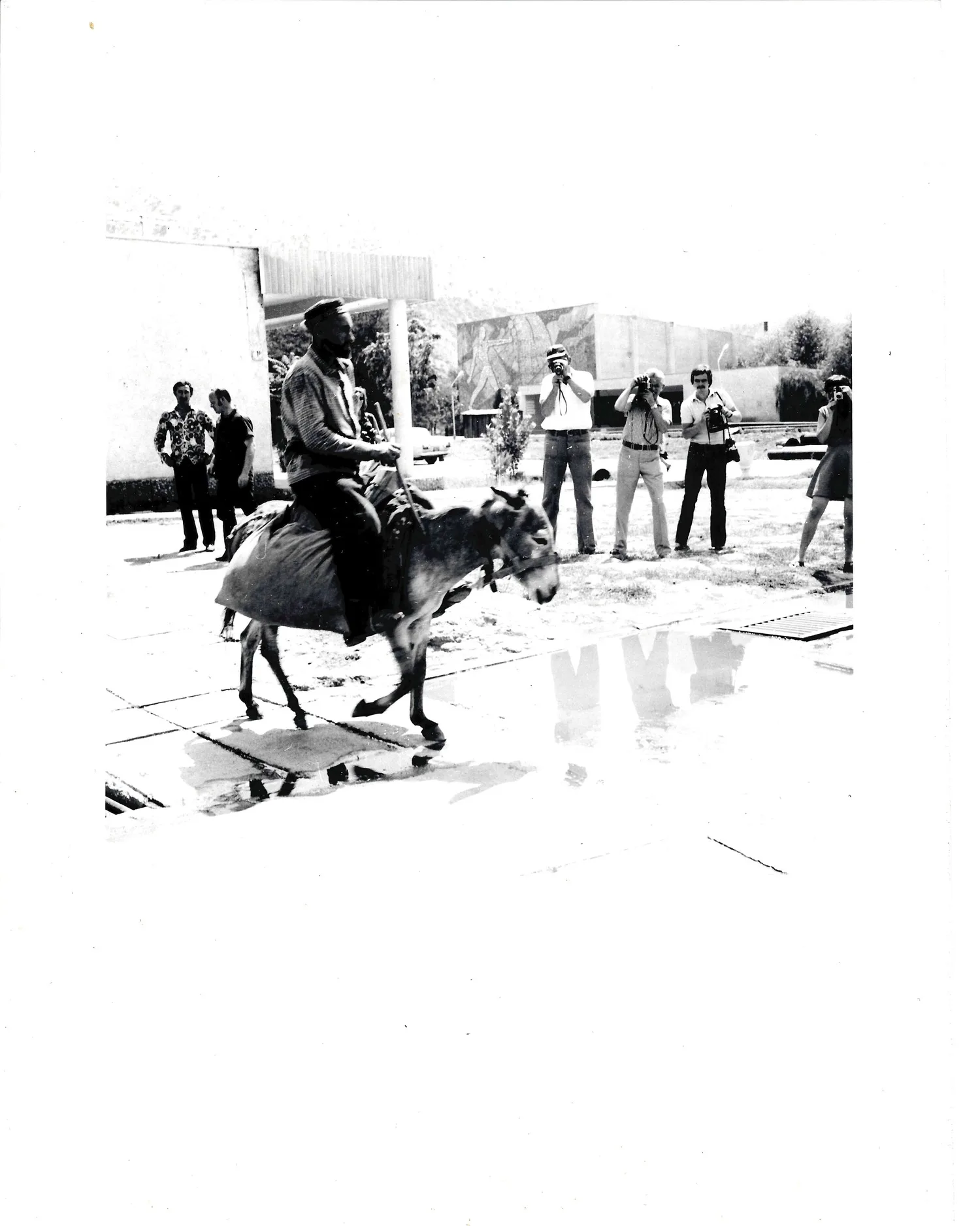 Тарасевич В.С. Фотография «На ослике». 1970-е годы. — фото 1