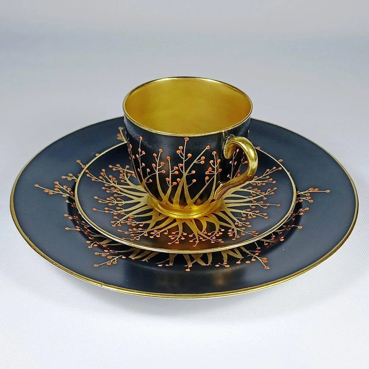 (Royal Worcester) Кофейная пара и десертная тарелка с росписью в виде золотых веточек с красными ягодами. Англия, Royal Worcester, 1916 (чашка и блюдце), 1917 (десертная тарелка). — фото 1