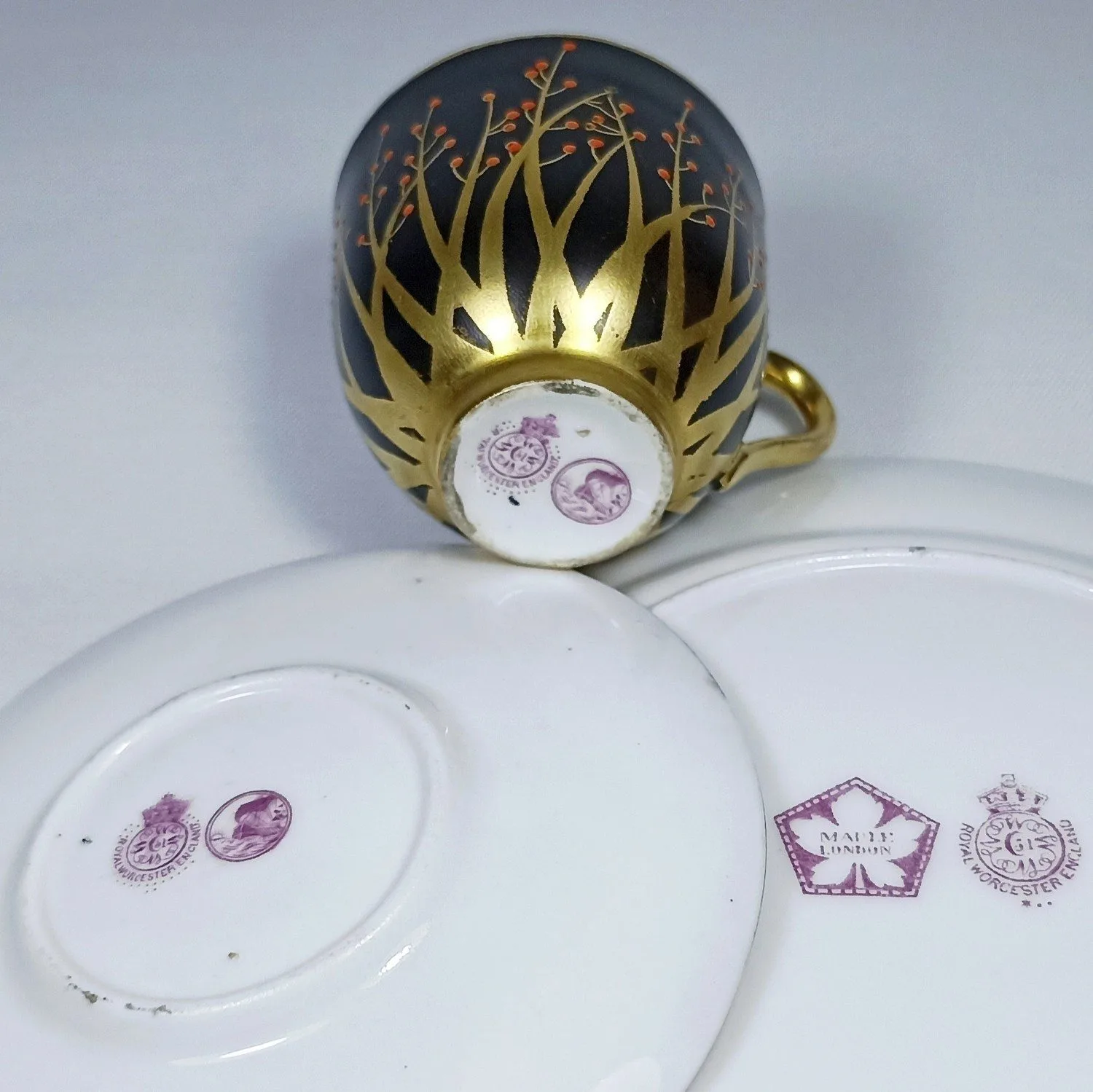 (Royal Worcester) Кофейная пара и десертная тарелка с росписью в виде золотых веточек с красными ягодами. Англия, Royal Worcester, 1916 (чашка и блюдце), 1917 (десертная тарелка). — фото 8