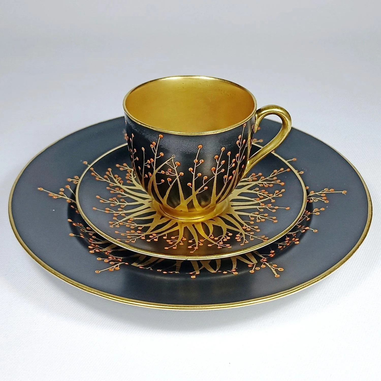 (Royal Worcester) Кофейная пара и десертная тарелка с росписью в виде золотых веточек с красными ягодами. Англия, Royal Worcester, 1916 (чашка и блюдце), 1917 (десертная тарелка). — фото 5