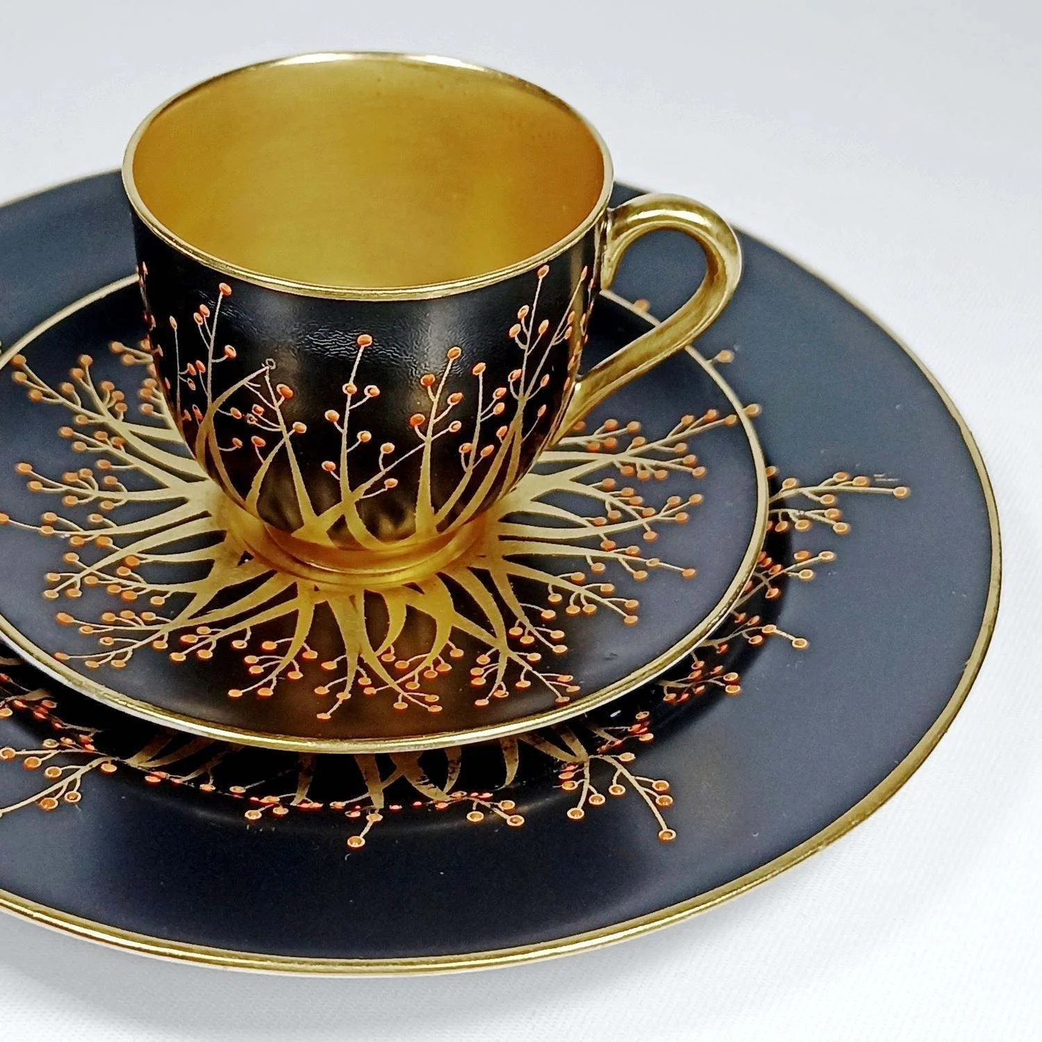 (Royal Worcester) Кофейная пара и десертная тарелка с росписью в виде золотых веточек с красными ягодами. Англия, Royal Worcester, 1916 (чашка и блюдце), 1917 (десертная тарелка). — фото 2
