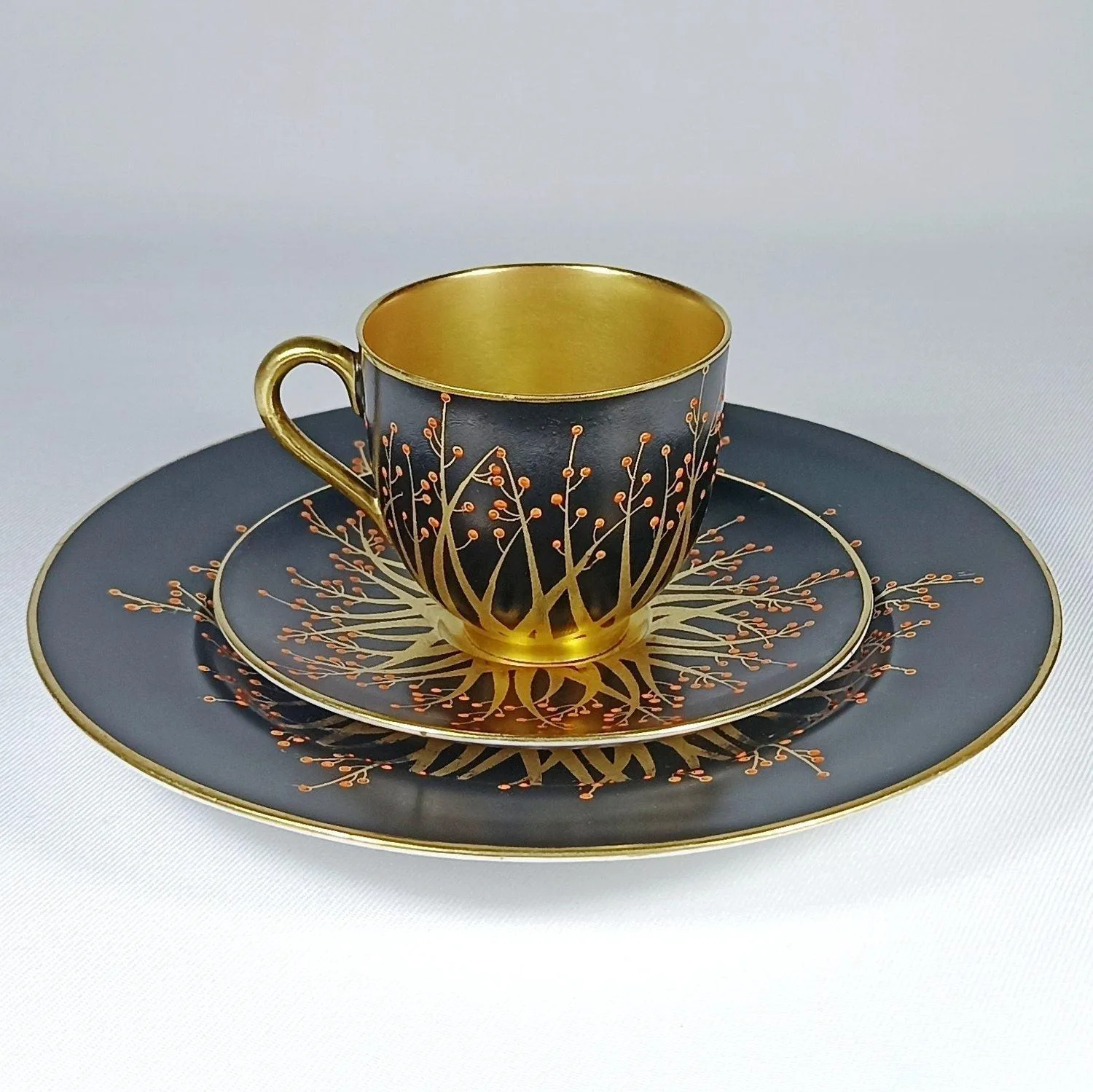 (Royal Worcester) Кофейная пара и десертная тарелка с росписью в виде золотых веточек с красными ягодами. Англия, Royal Worcester, 1916 (чашка и блюдце), 1917 (десертная тарелка). — фото 4