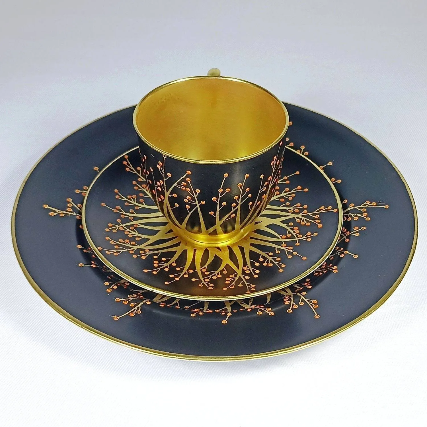(Royal Worcester) Кофейная пара и десертная тарелка с росписью в виде золотых веточек с красными ягодами. Англия, Royal Worcester, 1916 (чашка и блюдце), 1917 (десертная тарелка). — фото 7