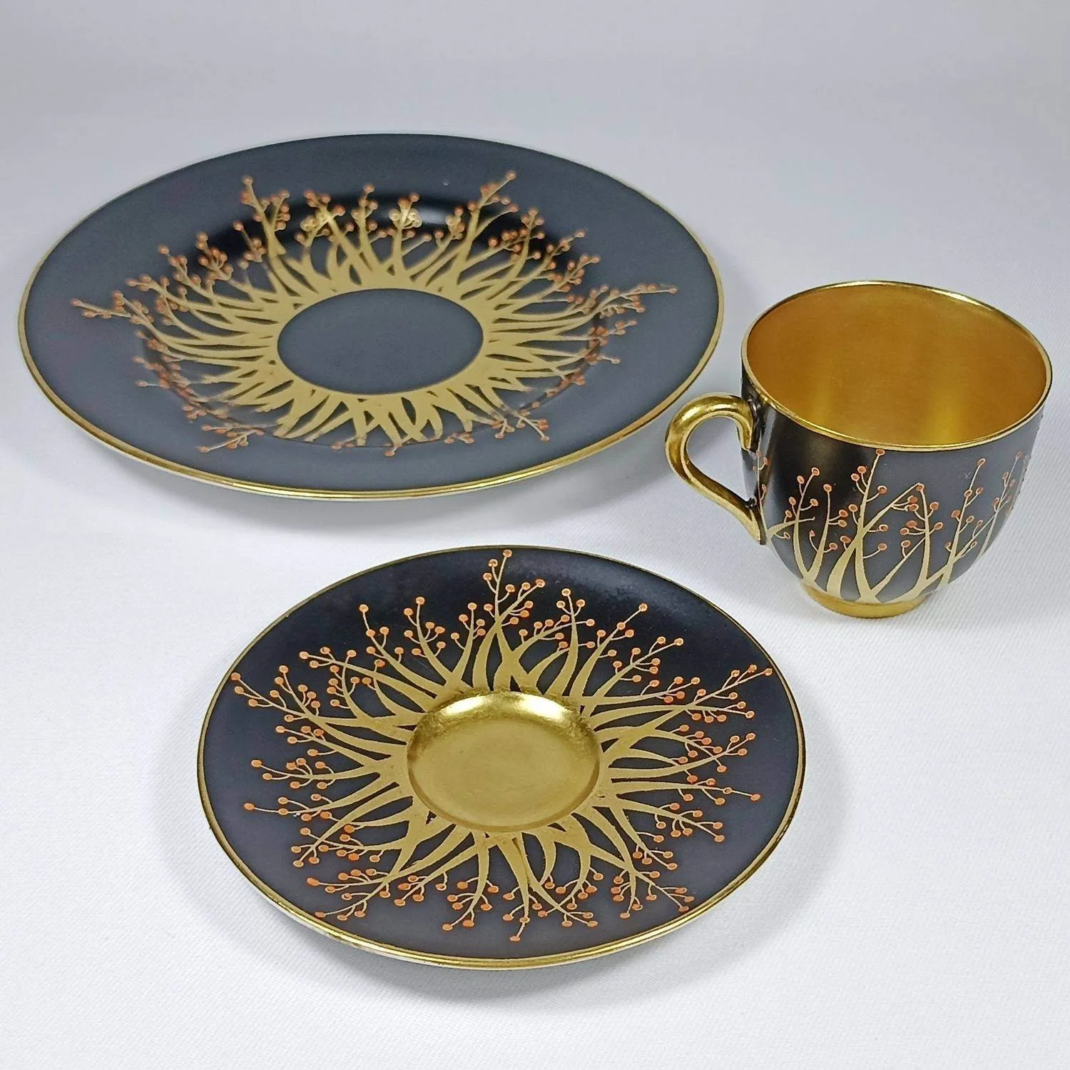 (Royal Worcester) Кофейная пара и десертная тарелка с росписью в виде золотых веточек с красными ягодами. Англия, Royal Worcester, 1916 (чашка и блюдце), 1917 (десертная тарелка). — фото 6