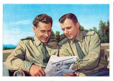 Автографы Юрия Алексеевича Гагарина и Германа Степановича Титова на открытке. Первая половина 1960-х годов.