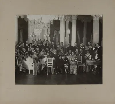Бендель Э.С. Групповая постановочная фотография «Цыганский хор в московском ресторане». Нач. XX века.