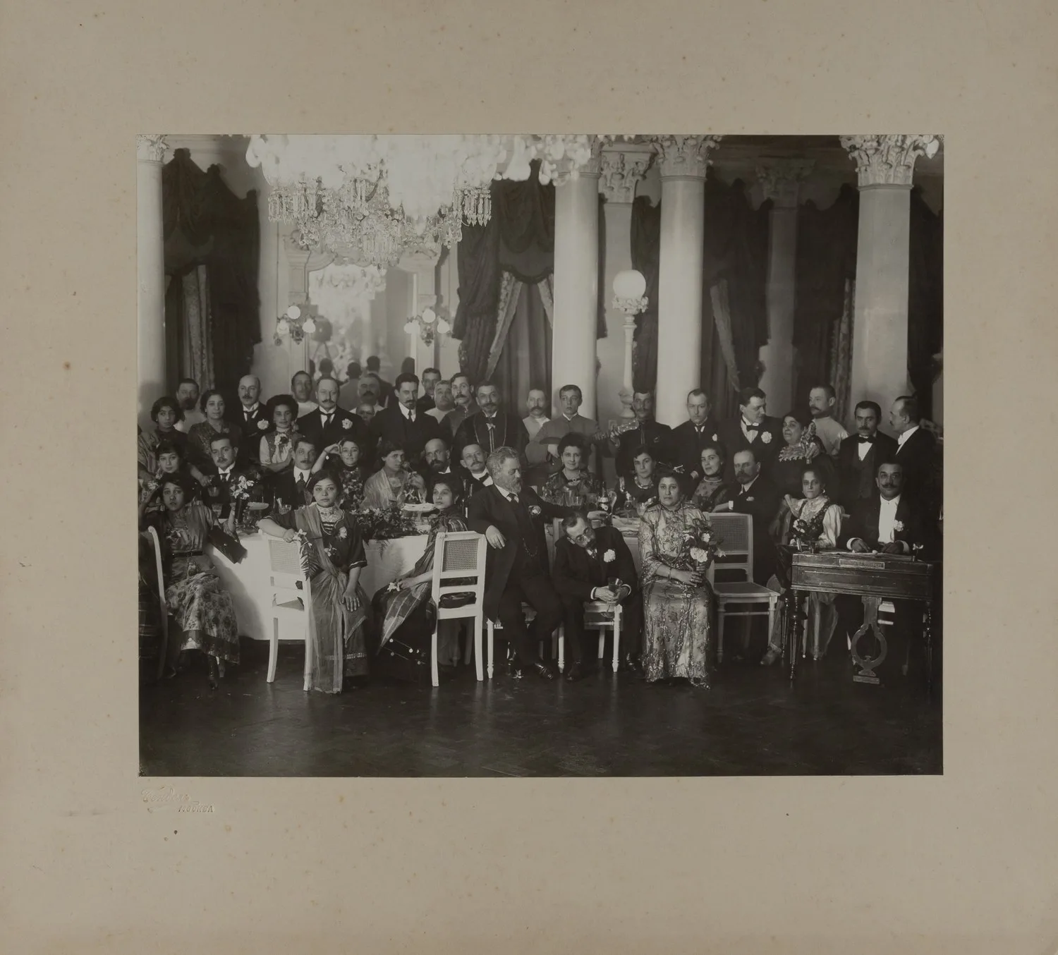 Бендель Э.С. Групповая постановочная фотография «Цыганский хор в московском ресторане». Нач. XX века. — фото 2
