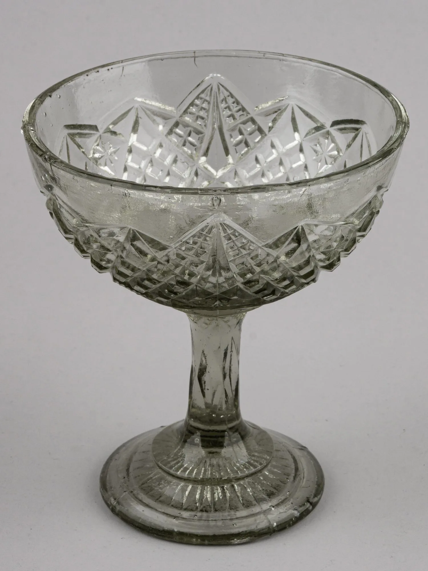 Конфетница прессованного стекла. СССР, Стекольный завод имени Бухарина, 1930-е годы. — фото 1