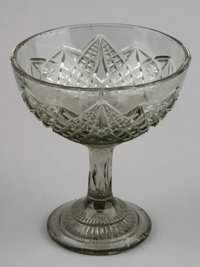 Конфетница прессованного стекла. СССР, Стекольный завод имени Бухарина, 1930-е годы.