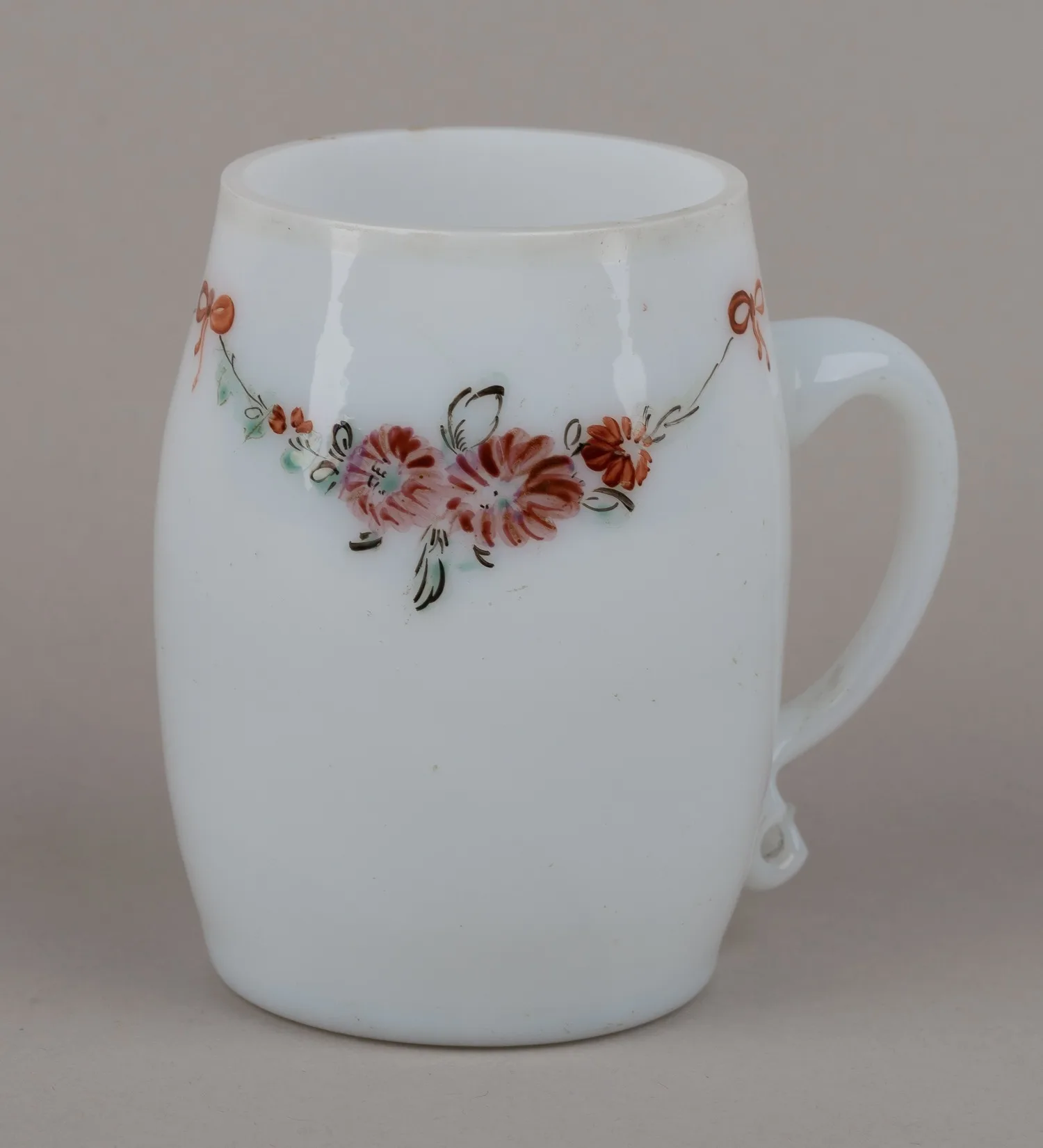 Кружка-бочонок с цветочной гирлянды с розами. Россия, 1780-1790-е годы. — фото 1