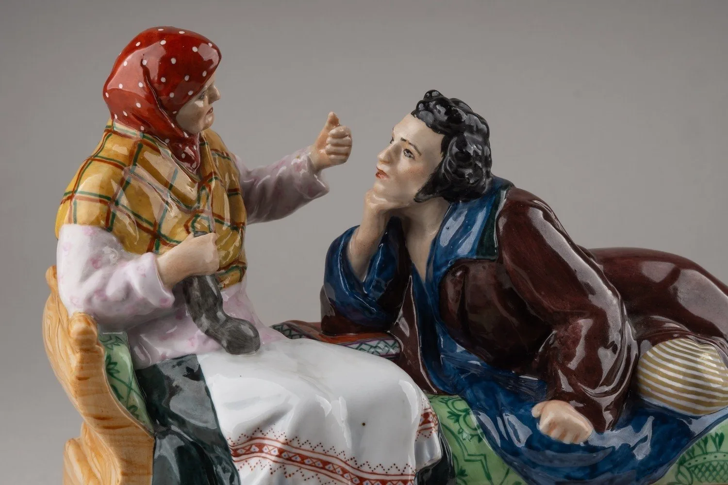 (В Эрмитаже) Скульптура «А.С. Пушкин с няней Ариной Родионовной». СССР, Ленинградский фарфоровый завод , автор модели – Я.А. Троупянский, автор росписи – Е.Н. Лупанова, 1949. — фото 5