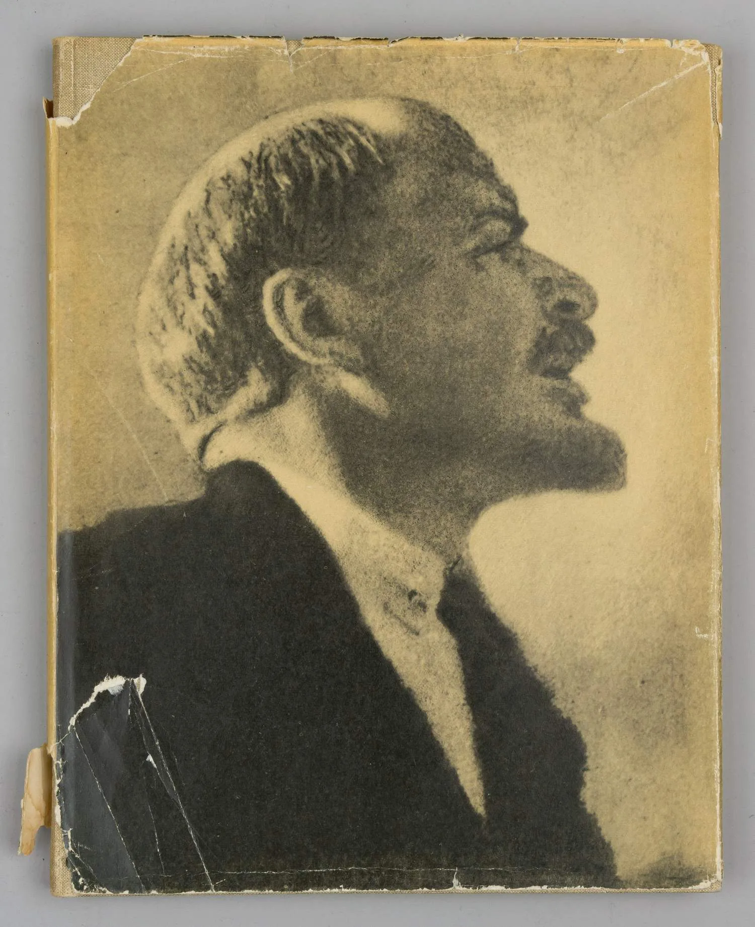 Маяковский В. Владимир Ильич Ленин (М., 1957). Дарственная надпись автора иллюстраций Е.А. Кибрика. — фото 1