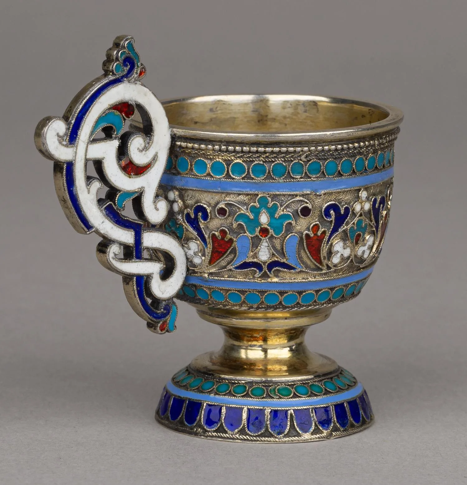 Эмалевая чарка с ручкой. Россия, Москва, мастер Иван Салтыков, 1880-е годы. — фото 2