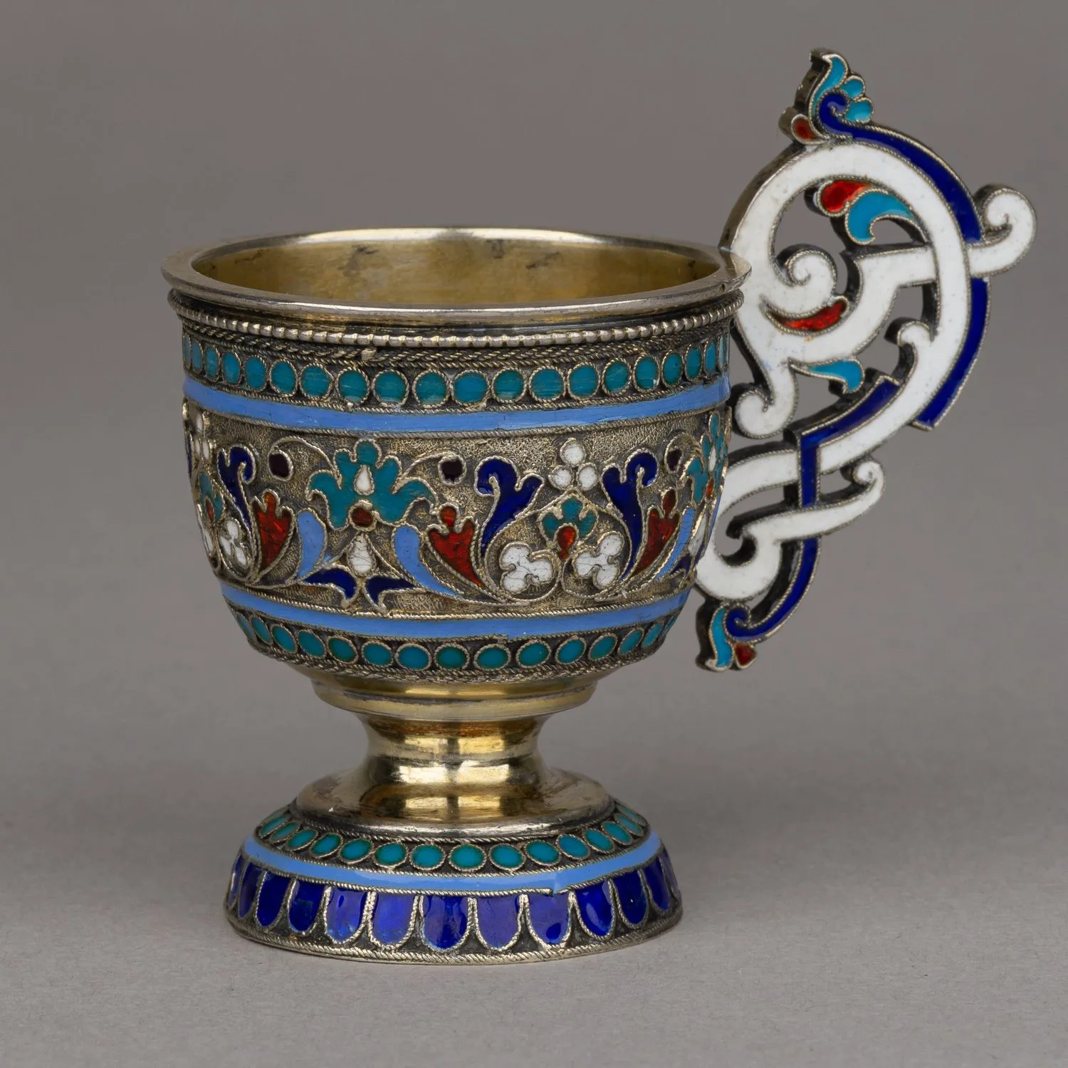 Эмалевая чарка с ручкой. Россия, Москва, мастер Иван Салтыков, 1880-е годы. — фото 1