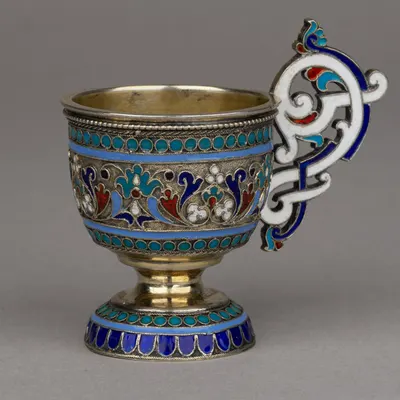 Эмалевая чарка с ручкой. Россия, Москва, мастер Иван Салтыков, 1880-е годы.