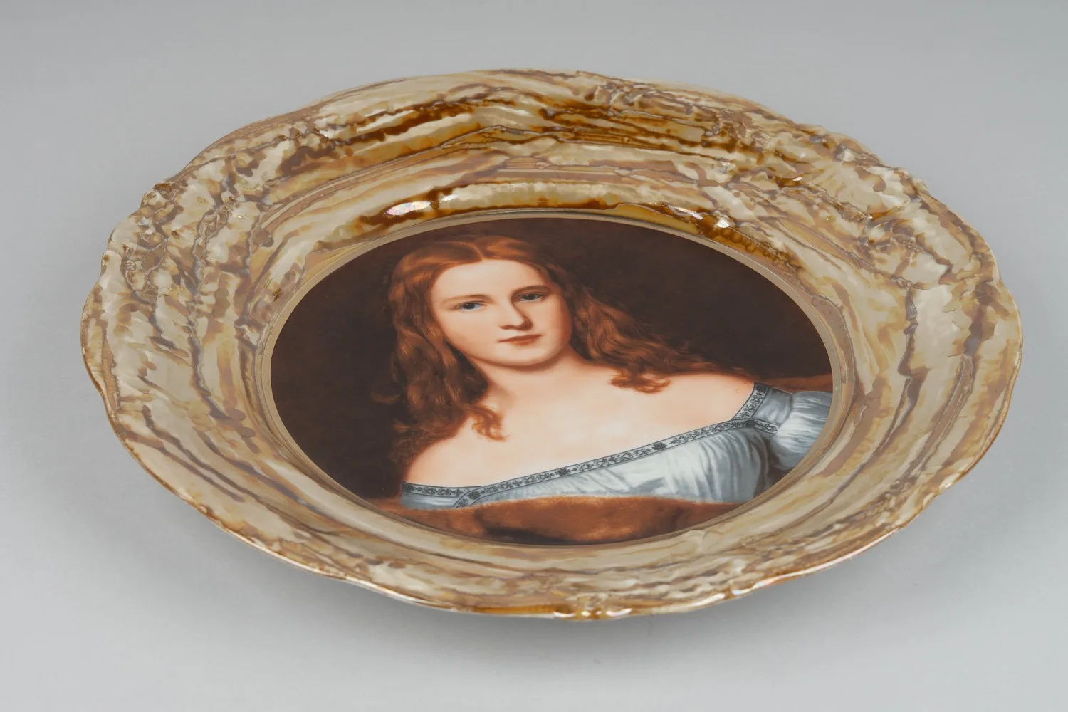 Тарелка с портретом рыжеволосой дамы и люстовым бортом. Польша, фирма Zakłady Porcelany Stołowej Wałbrzych, вторая половина ХХ века. — фото 4