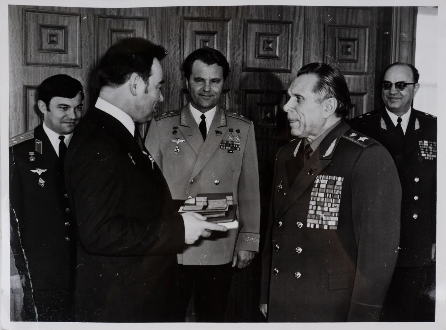 16 фотографий «Посещение руководством МВД СССР Звёздного городка». Конец 1970-х - нач. 1980-х годов. — фото 4
