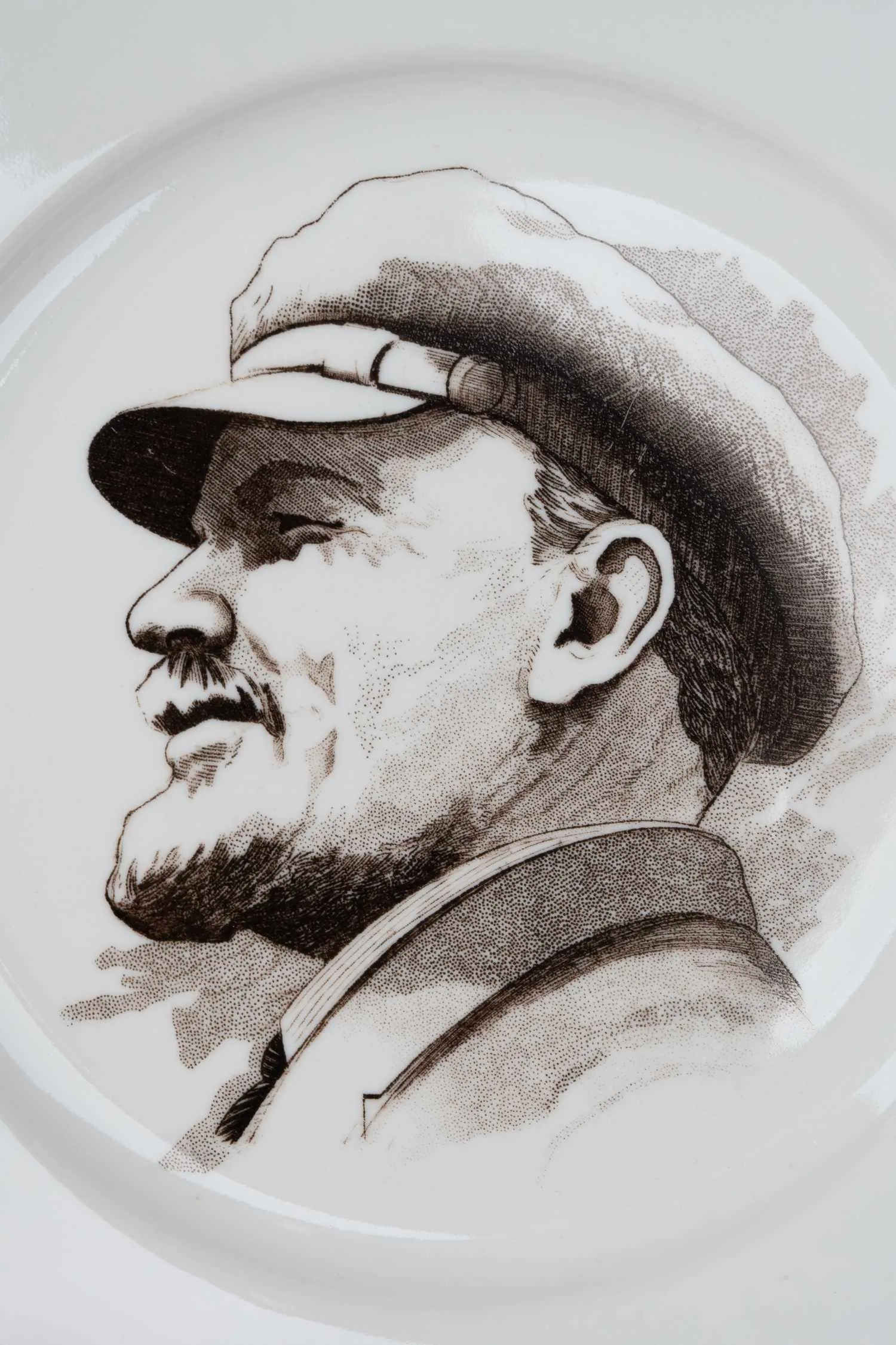 Тарелка с портретом В.И. Ленина. СССР, Дулевский фарфоровый завод, 1980-е годы. — фото 2