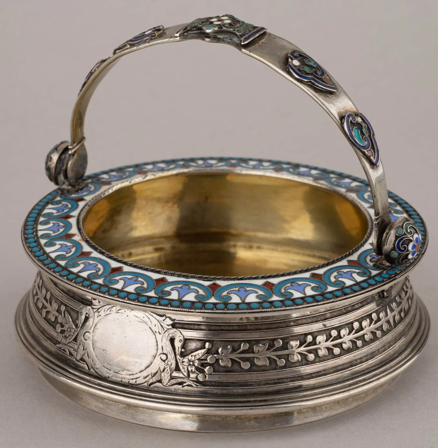 Конфетница с ручкой. Россия, Санкт-Петербург, мастерская Н.Д. Яничкина. 1889. — фото 4