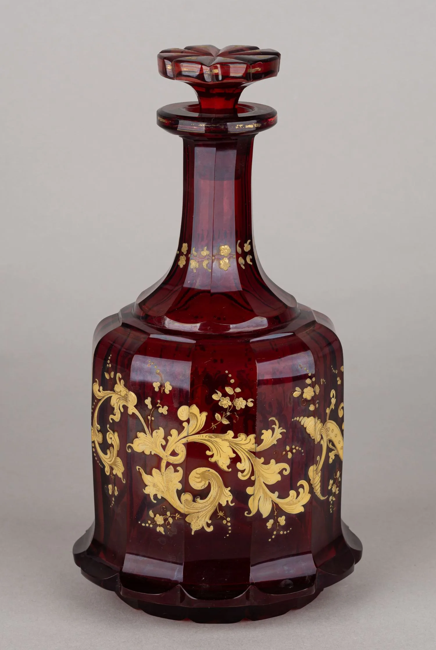 Графин рубинового стекла с рокайльным декором. 1840-1850 годы. — фото 2