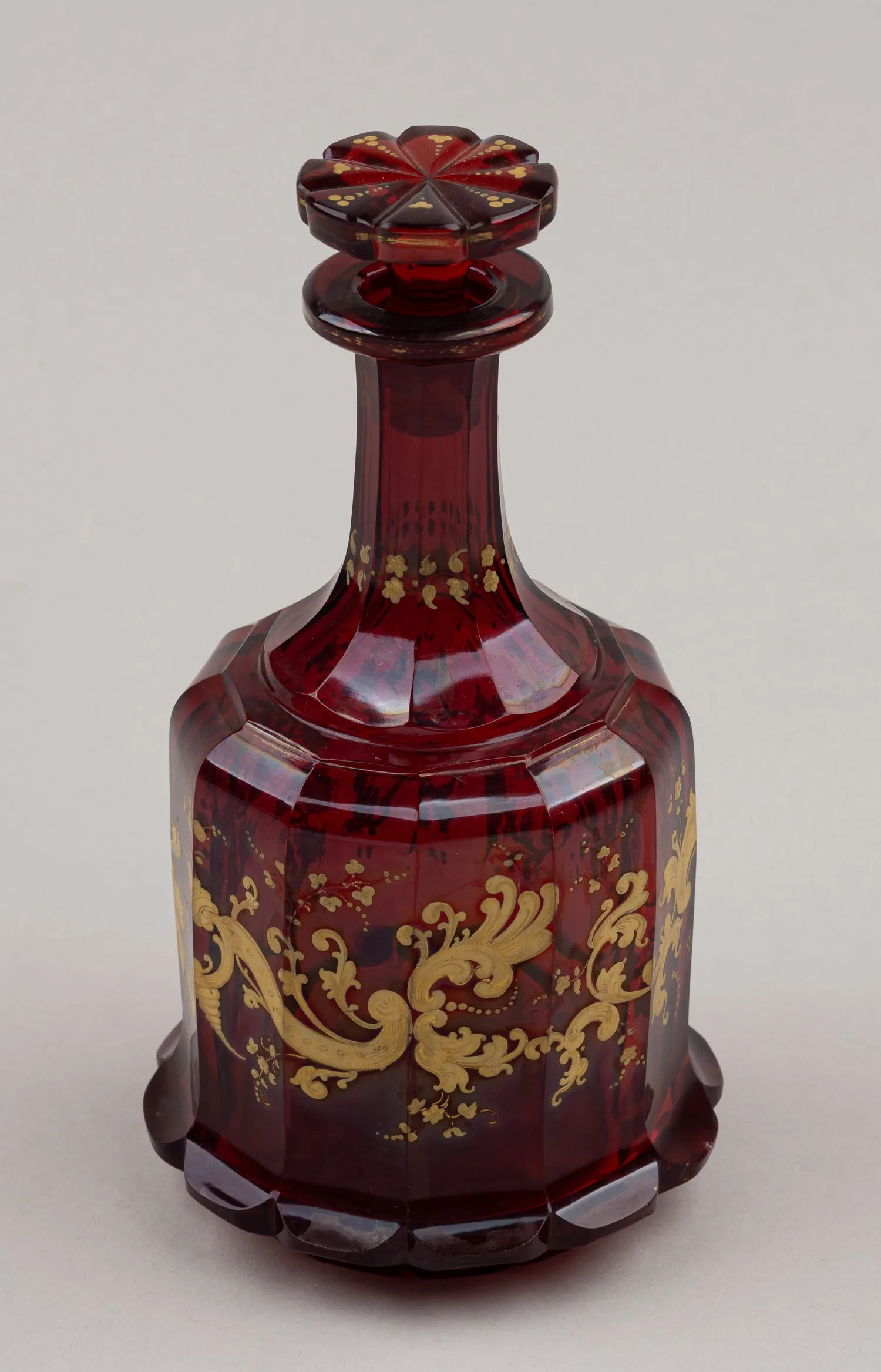 Графин рубинового стекла с рокайльным декором. 1840-1850 годы. — фото 4
