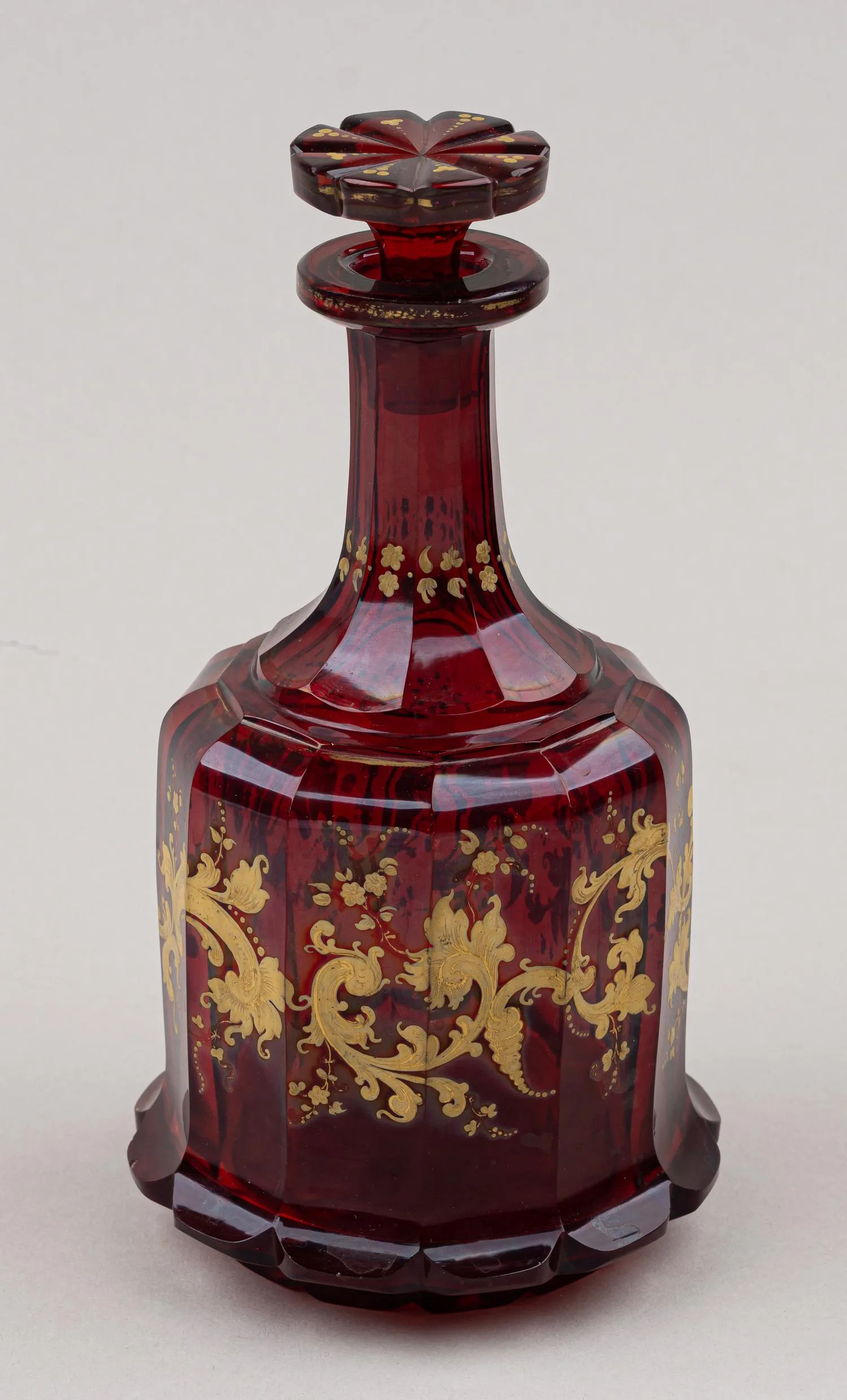 Графин рубинового стекла с рокайльным декором. 1840-1850 годы. — фото 3