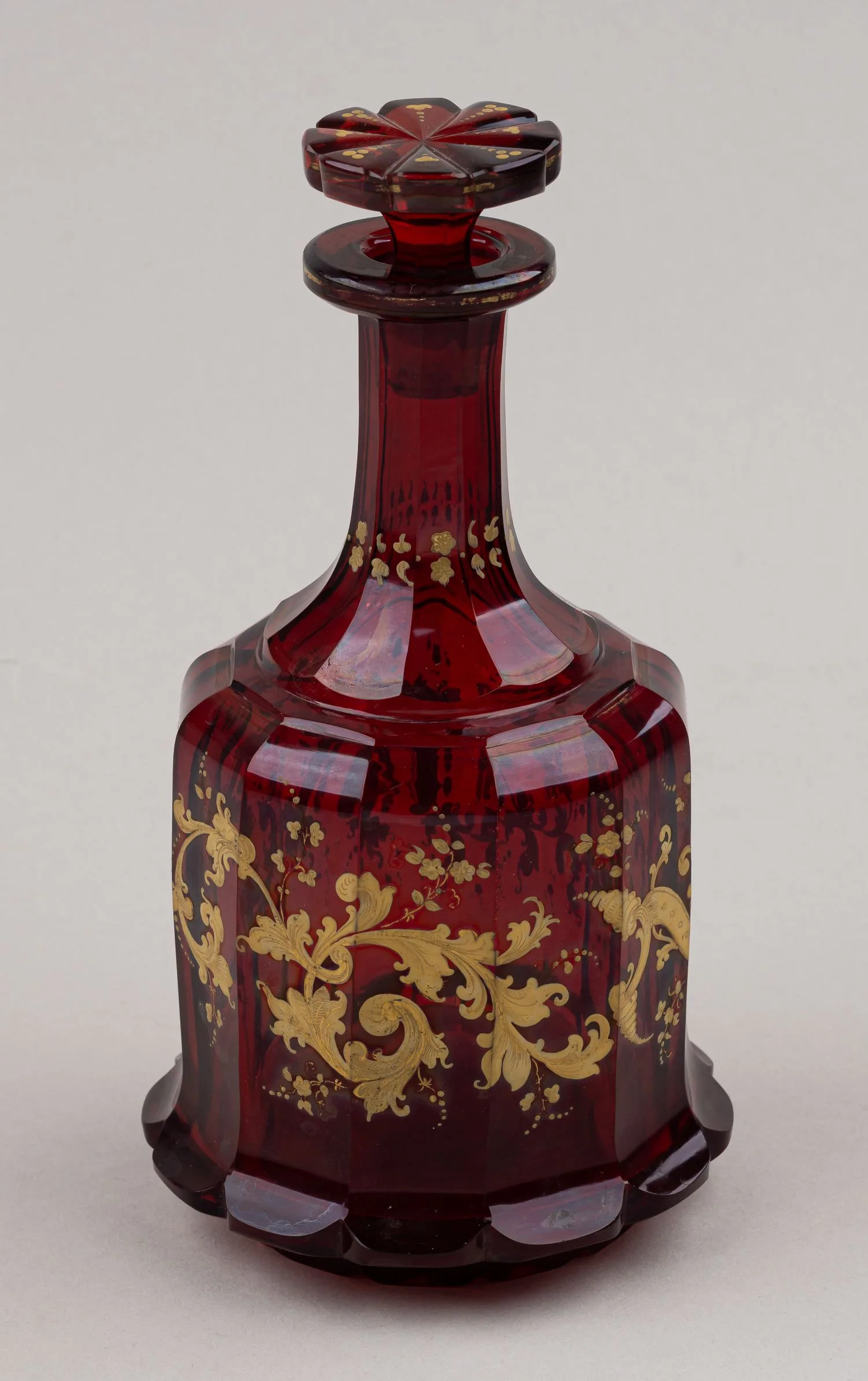 Графин рубинового стекла с рокайльным декором. 1840-1850 годы. — фото 1