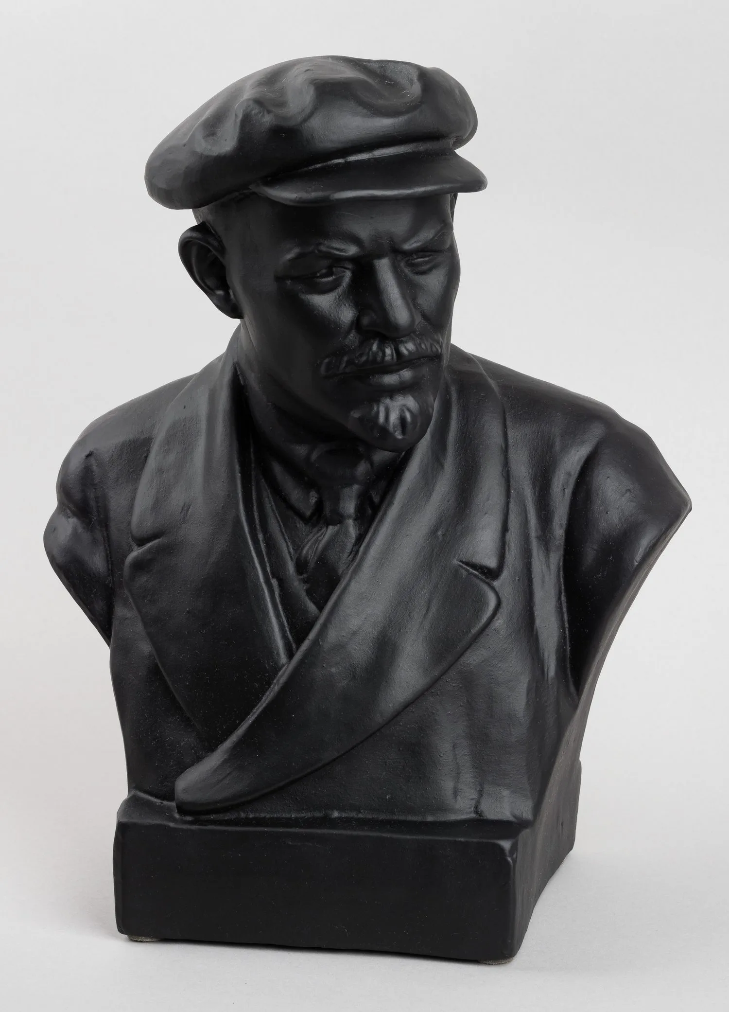 Бюст В.И. Ленина. СССР, Гжельский керамический завод «Всекохудожник», скульптор Л. Волконский, 1937-1938 годы. — фото 1
