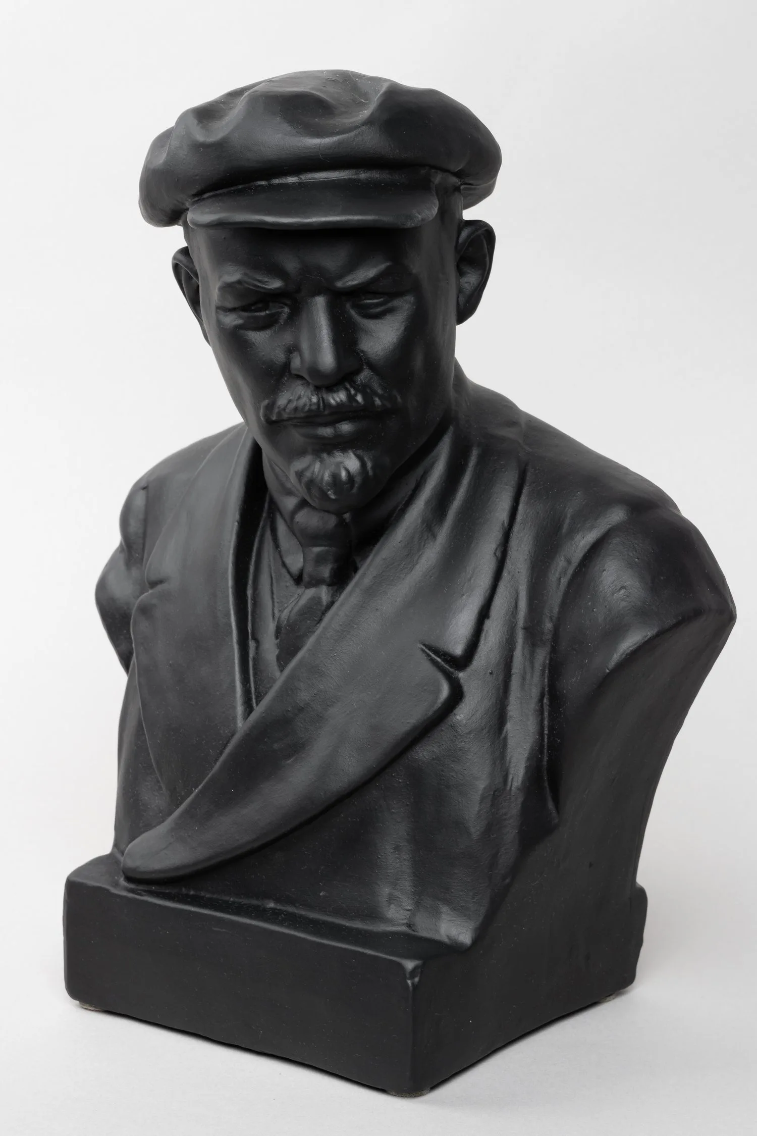 Бюст В.И. Ленина. СССР, Гжельский керамический завод «Всекохудожник», скульптор Л. Волконский, 1937-1938 годы. — фото 2