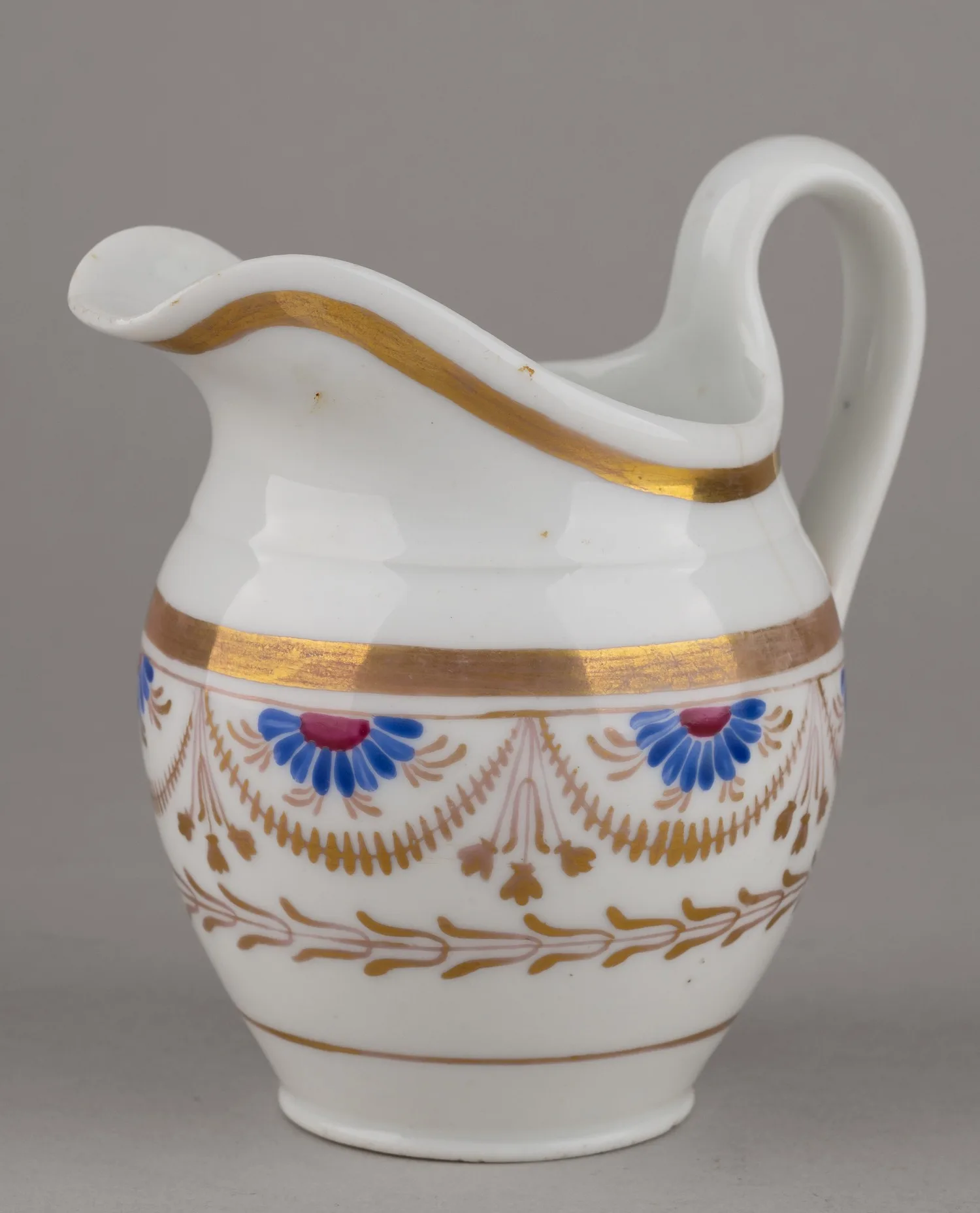 Молочник с орнаментом в стиле ампир. Россия, Завод братьев Новых. 1820-е–1830-е годы. — фото 1