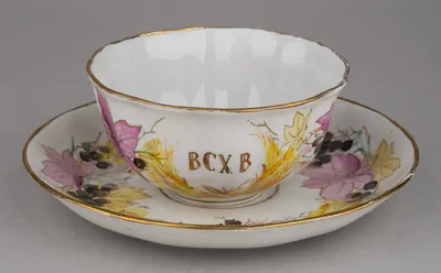 (Яснецов В.К.) Чайная пара "ВСХВ" с изображением черной смородины. СССР, Дулевский фарфоровый завод, 1953.