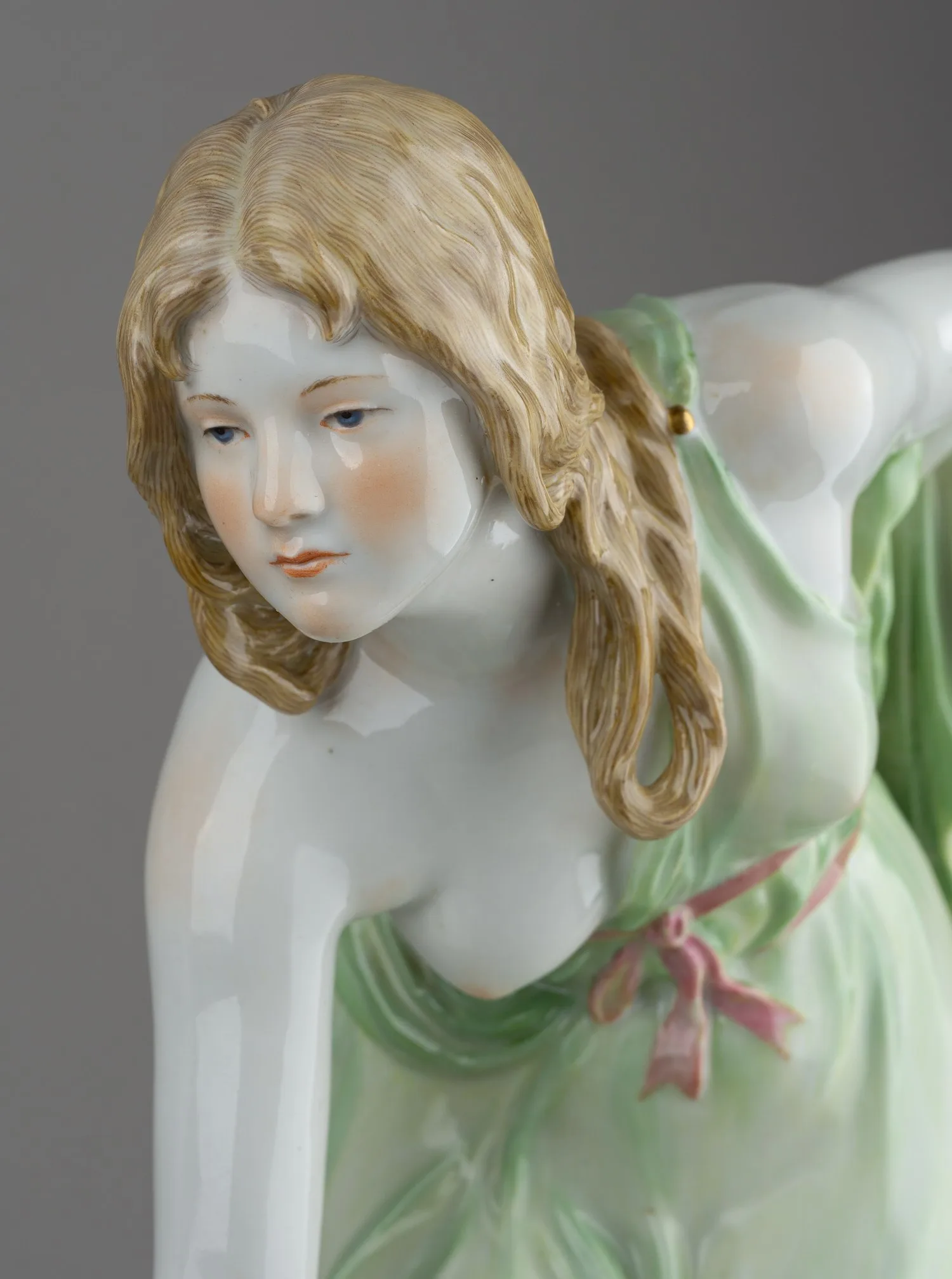 Скульптура ""Девушка, играющая в мяч"". Германия, мануфактура Meissen, автор модели Вальтер Шотт, 1945-1947 годы. — фото 3