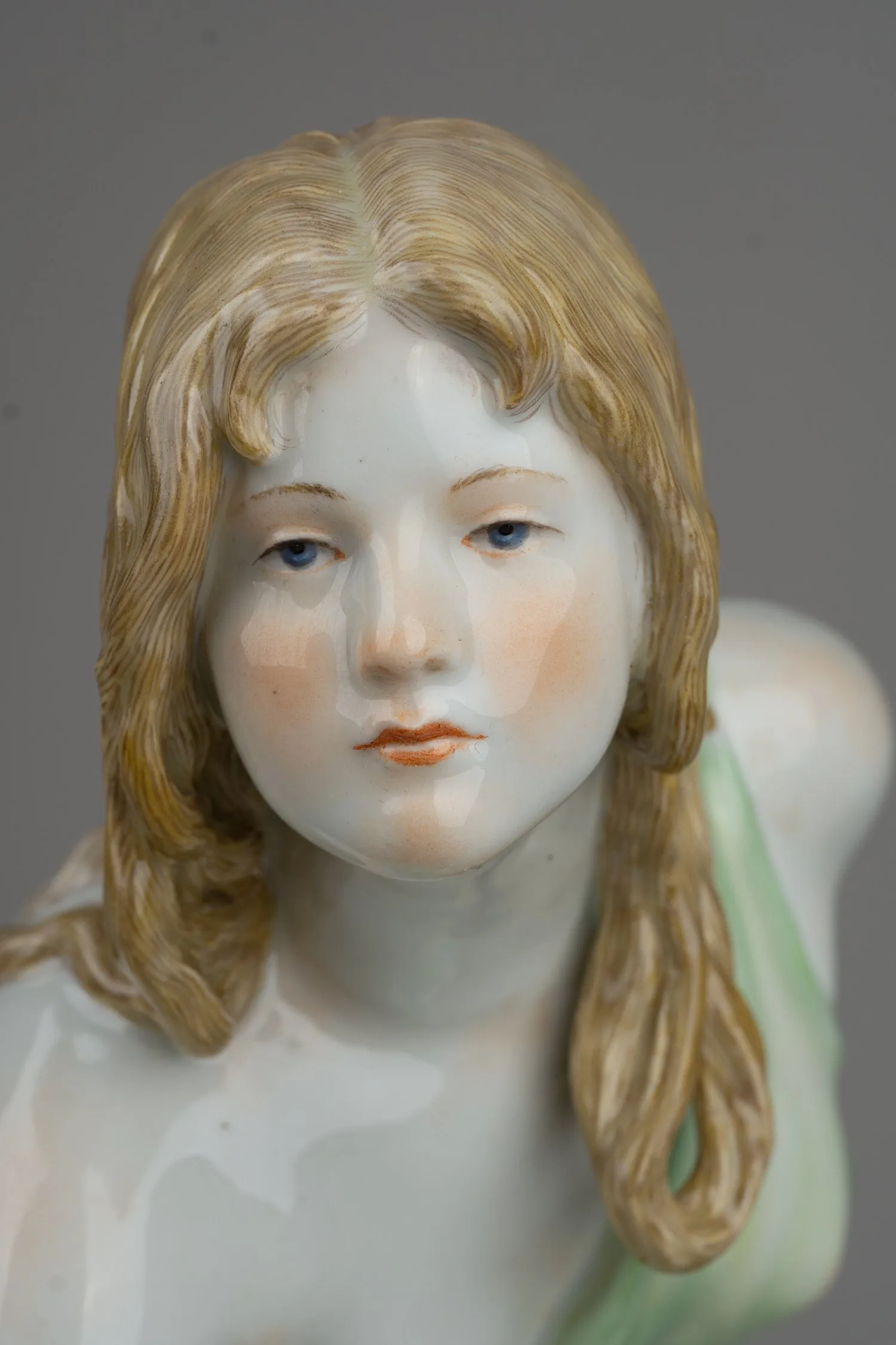 Скульптура ""Девушка, играющая в мяч"". Германия, мануфактура Meissen, автор модели Вальтер Шотт, 1945-1947 годы. — фото 6