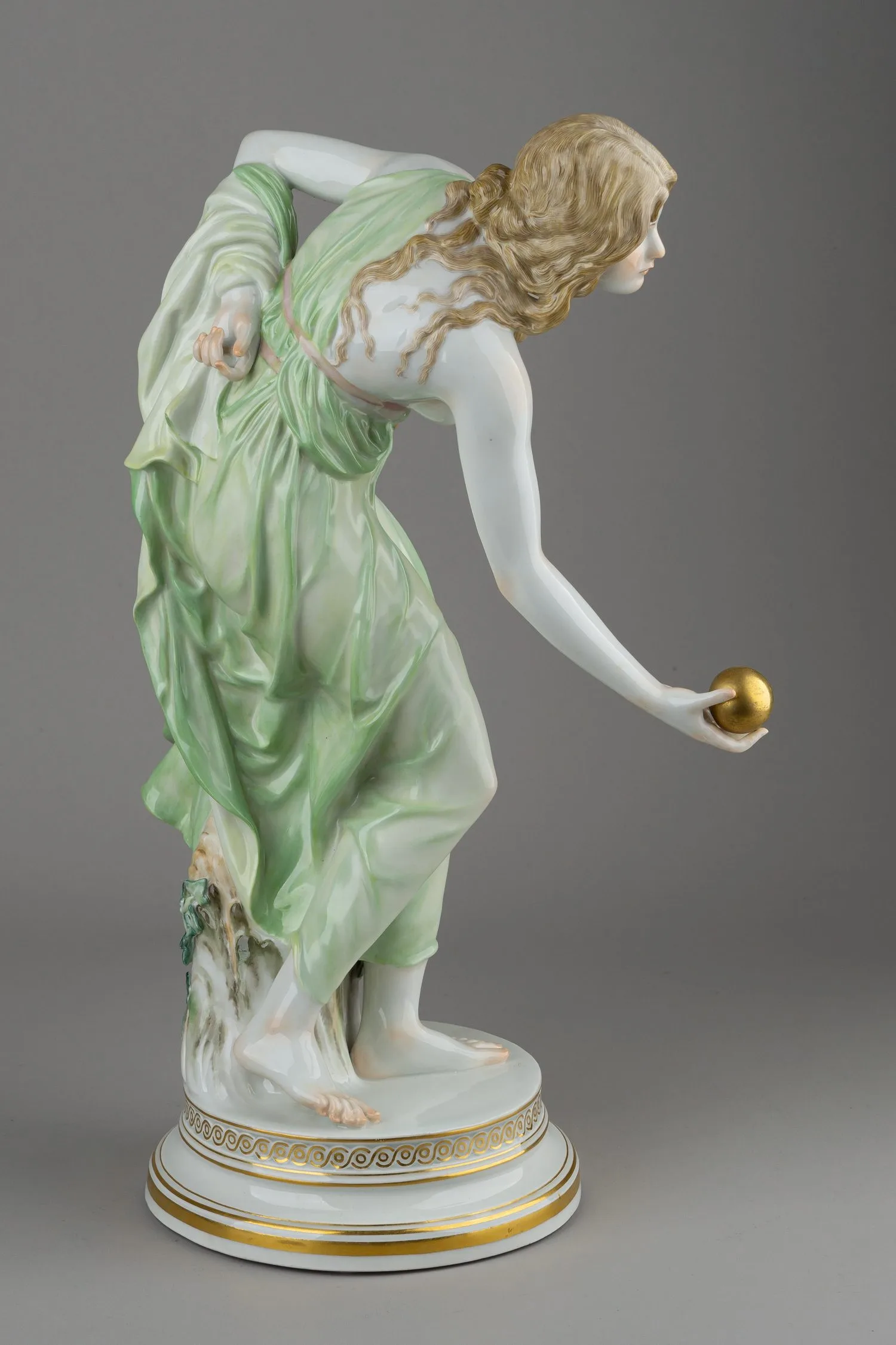 Скульптура ""Девушка, играющая в мяч"". Германия, мануфактура Meissen, автор модели Вальтер Шотт, 1945-1947 годы. — фото 5