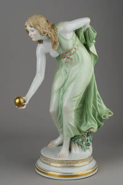 Скульптура ""Девушка, играющая в мяч"". Германия, мануфактура Meissen, автор модели Вальтер Шотт, 1945-1947 годы.