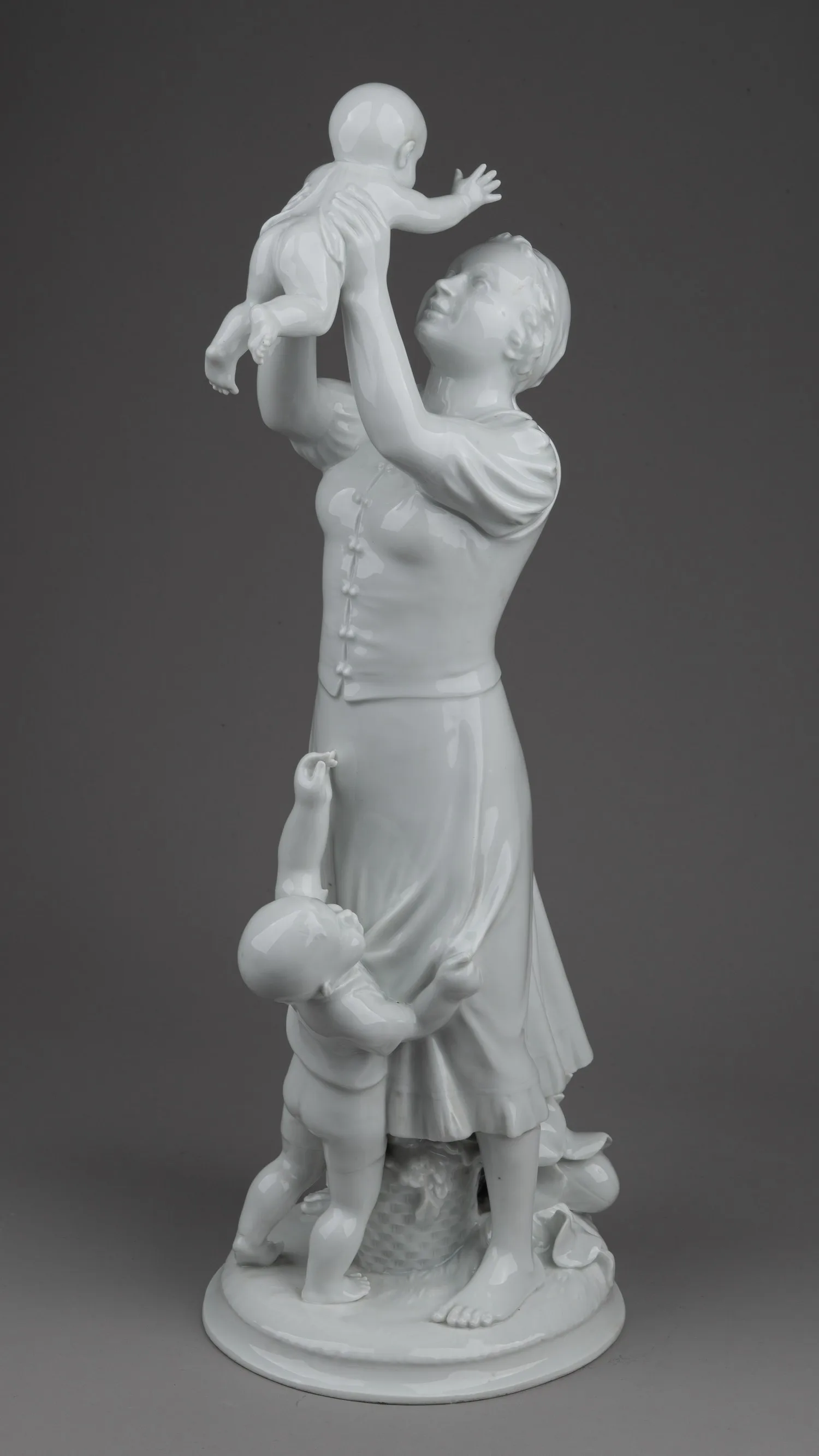 Скульптура «Материнство». Германия, мануфактура Meissen, скульптор A. Struck, 1930-40-е годы. — фото 1