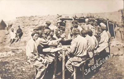 Фотооткрытка «За обедом». Начало XX века.