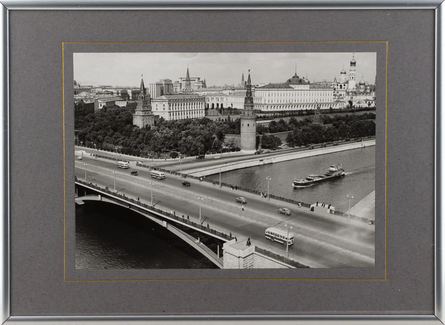 Фотография. Москва. Вид на Кремль и Большой Каменный мост. СССР, середина XX века. — фото 1