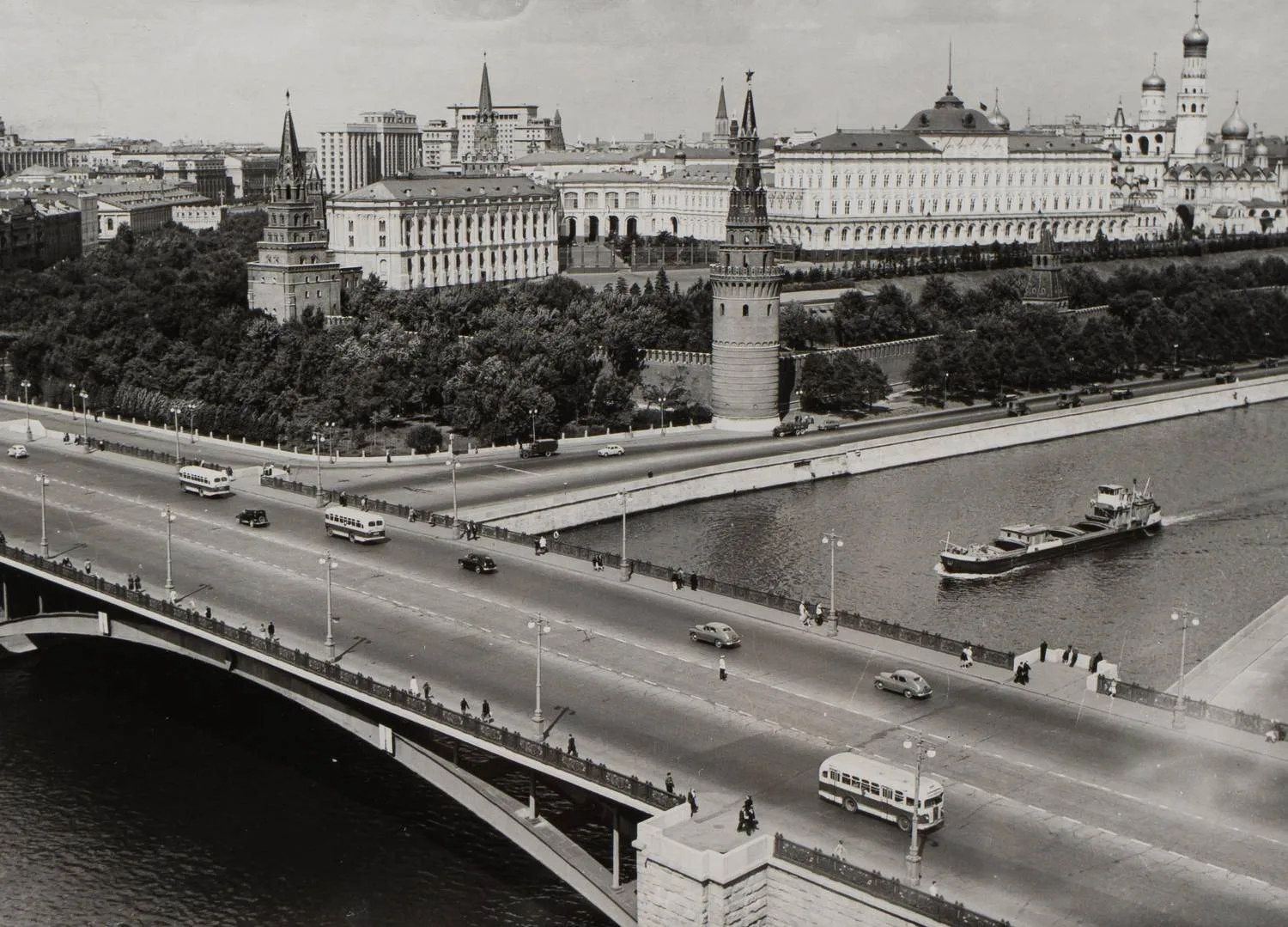 Фотография. Москва. Вид на Кремль и Большой Каменный мост. СССР, середина XX века. — фото 2