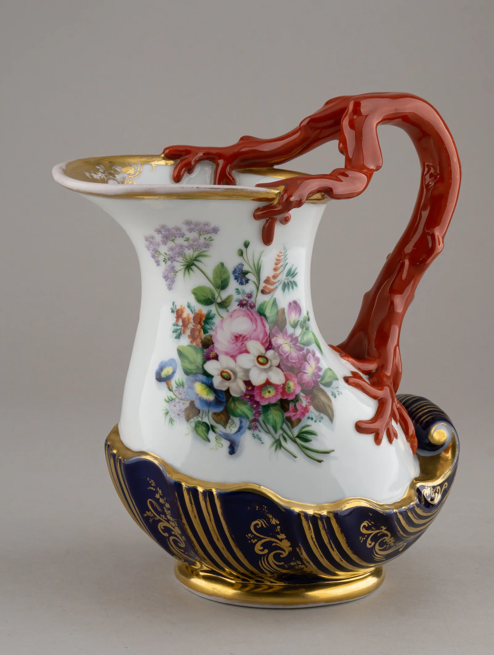 Кувшин с коралловой ручкой. Россия, завод А.Г. Попова, конец 1830-х — 1850-е годы. — фото 1