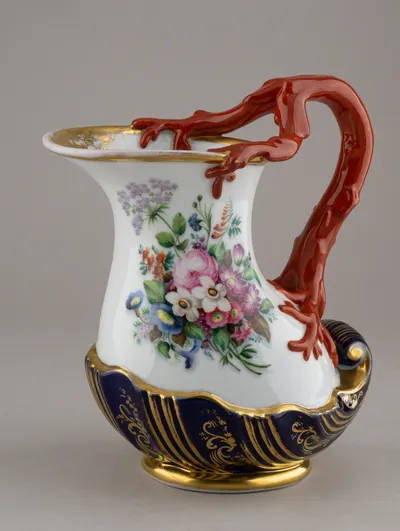 Кувшин с коралловой ручкой. Россия, завод А.Г. Попова, конец 1830-х — 1850-е годы.