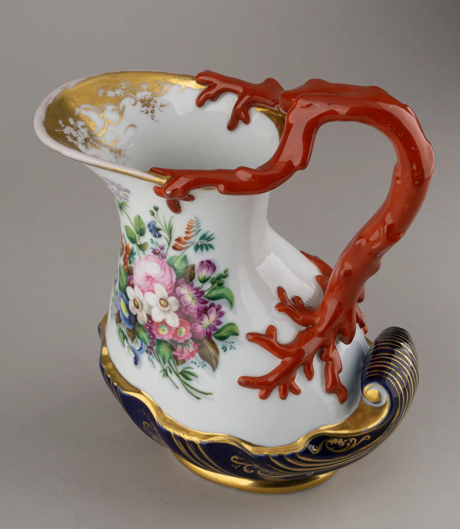 Кувшин с коралловой ручкой. Россия, завод А.Г. Попова, конец 1830-х — 1850-е годы. — фото 2