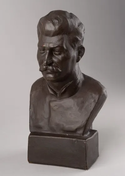 Бюст И. В. Сталина. СССР, Комбинат Всекохудожник Гжель, скульптор Н. Василик, 1933 год.