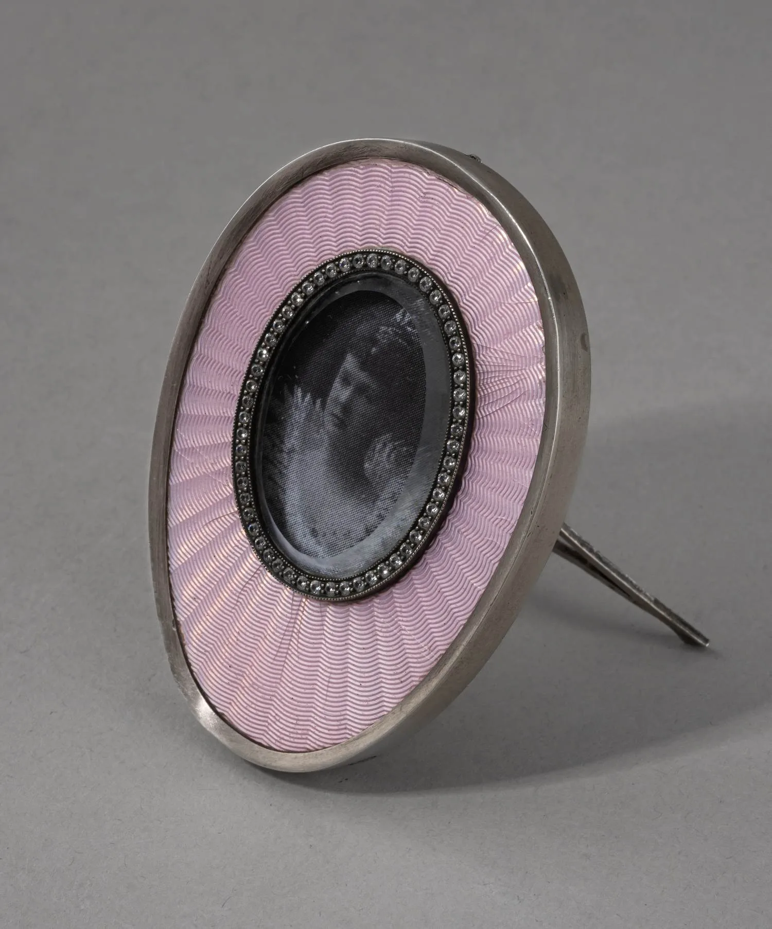 Рамочка в форме яйца с розовой гильошированной эмалью и инкрустацией камнями. Россия, Санкт-Петербург, 1908–1917 годы. — фото 3