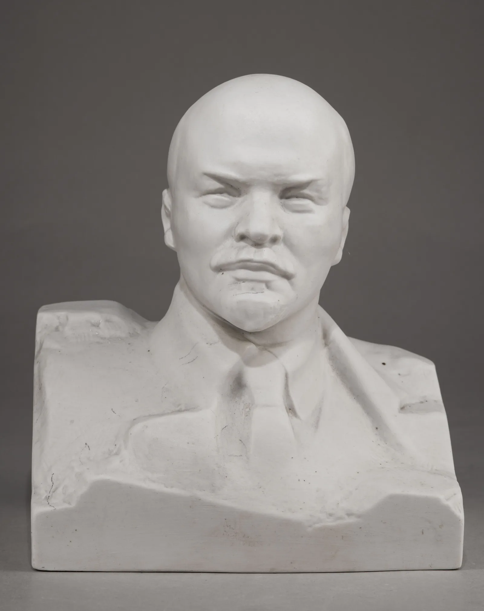 Бюст В.И. Ленина.
СССР, Дмитровский фарфоровый завод в Вербилках, конец 1960-х годов. — фото 2