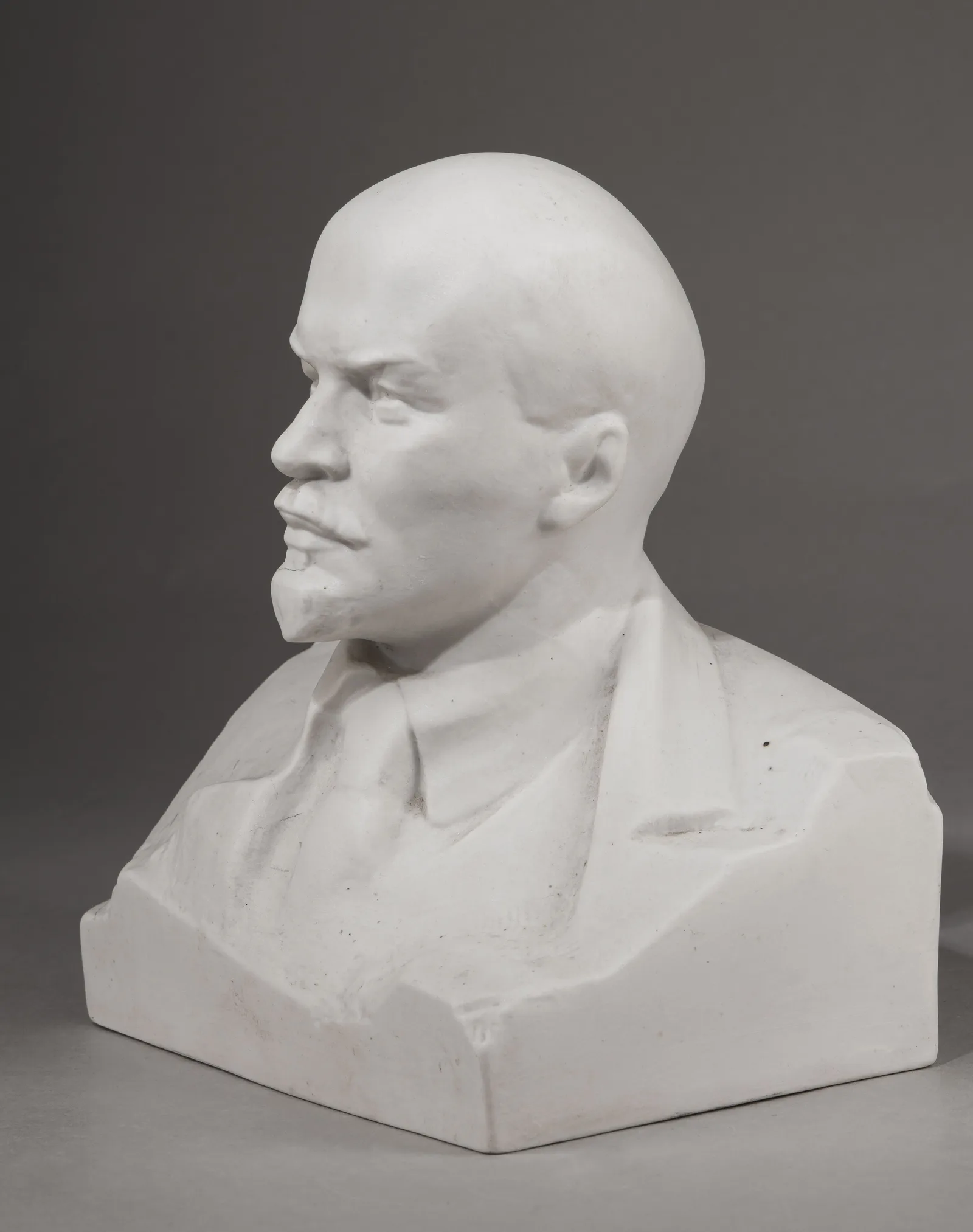 Бюст В.И. Ленина.
СССР, Дмитровский фарфоровый завод в Вербилках, конец 1960-х годов. — фото 4