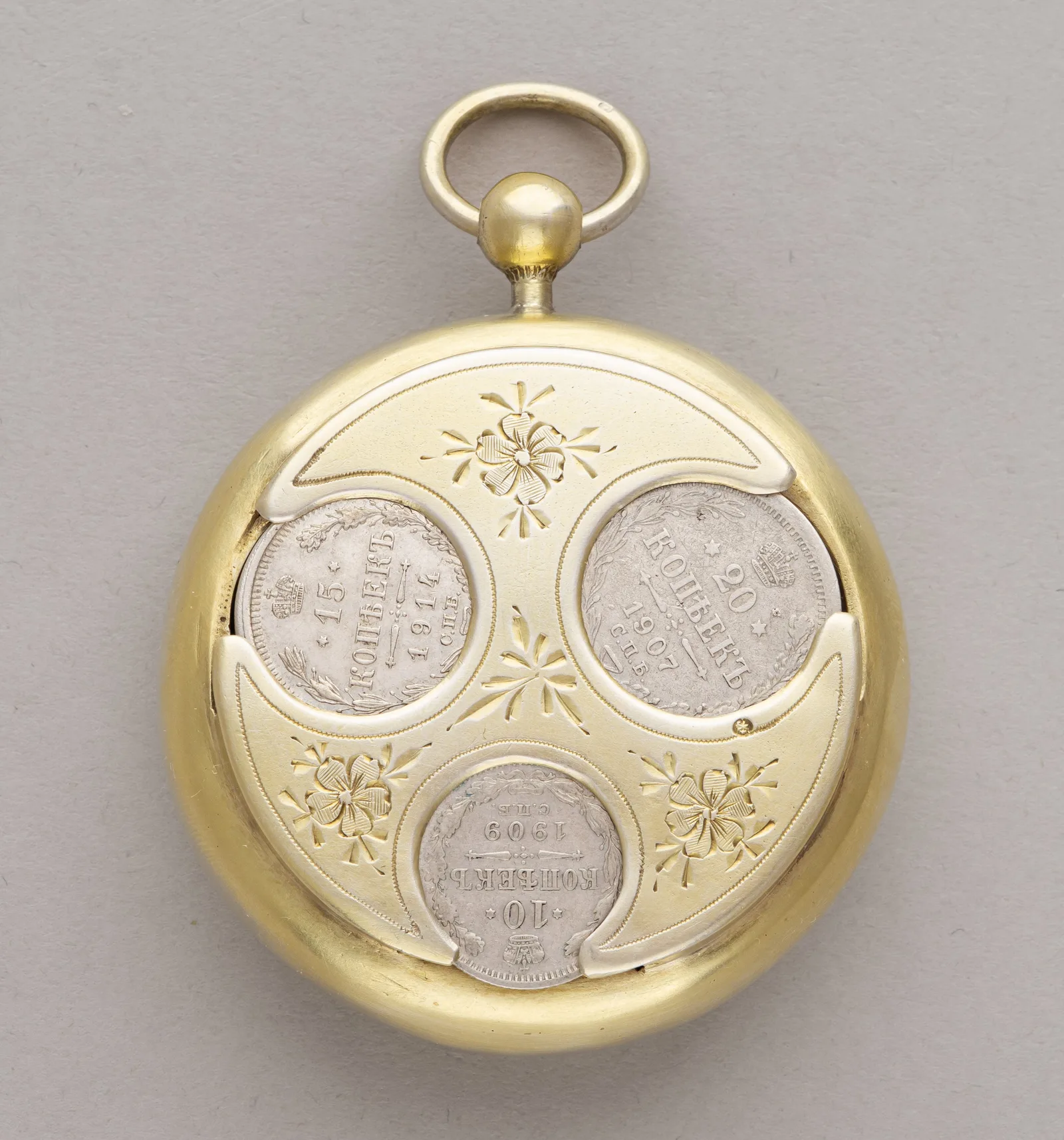 Редкая монетница в виде карманных часов. Россия, Санкт-Петербург, мастер-монограммист «НК», последняя четверть XIX века. — фото 1